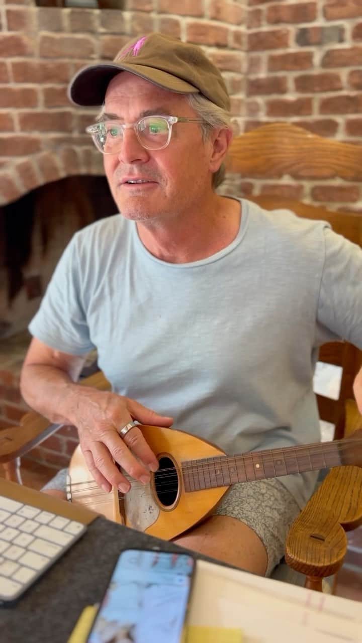 のインスタグラム：「I think it’s time to get the band back together. Any song requests?」