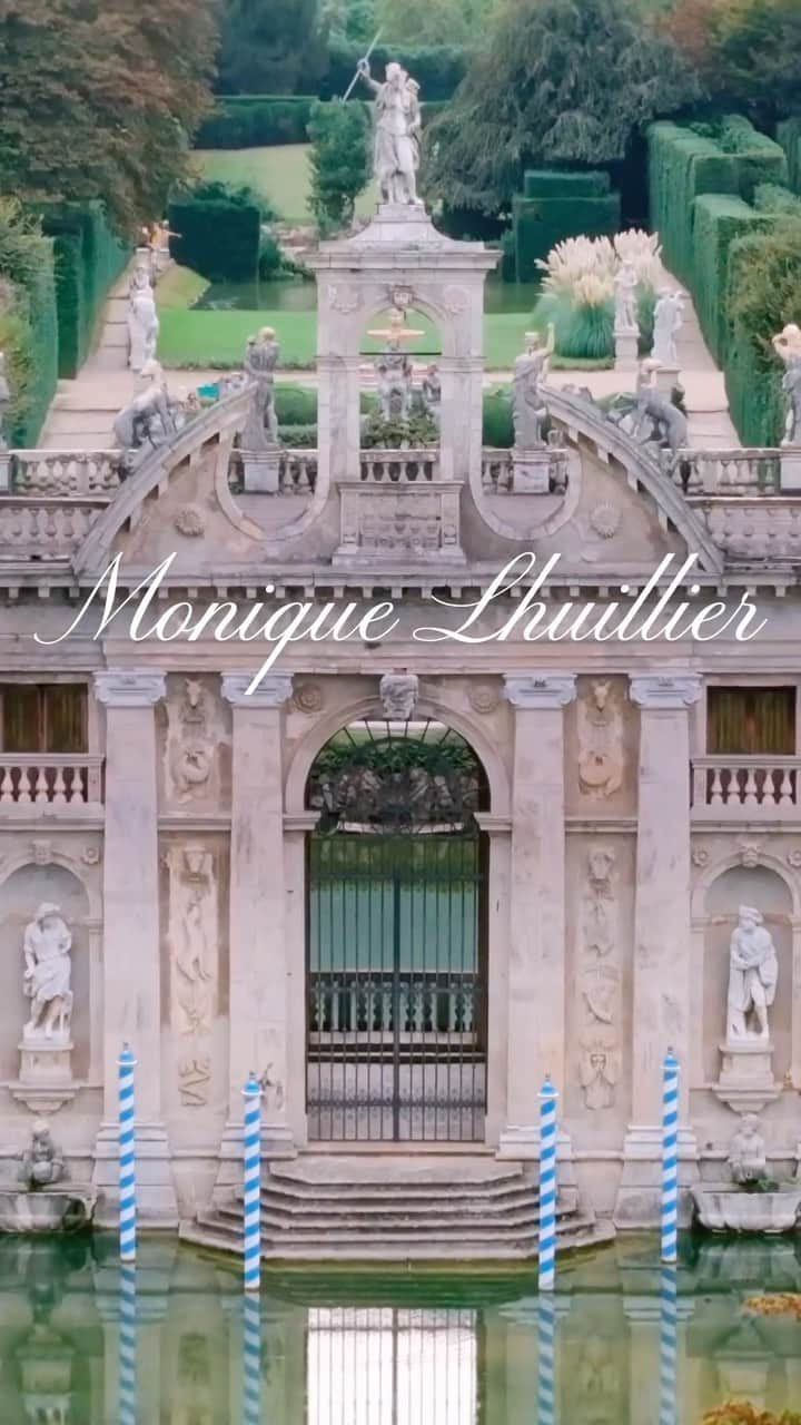 Monique Lhuillierのインスタグラム：「Set in a historic, 17th century Villa, hidden away in the hills of Veneto, Fall 2024 comes to life. In the heart of a centuries-old garden, where secrets and stories have whispered through time, my love of nature takes center stage in floral lace, a signature floral print, and romantic silhouettes.  Fashion’s “it-girl” will get lost in the versatility of interchangeable jackets, diverse hemlines, sculpted corsetry and dimension. The print of the season features the delicate Baby’s Breath, cascading over gazar, faille & organza, with fresh flowers in the hair. Amidst the intricate paths of a 400-year-old labyrinth, a 3D embroidered slip gown with lace overlay and matching veil leaves you breathless. A sculpted mini-dress is made grand with a butterfly cascading ruffle detachable overskirt. Custom-designed laces in a large rose motif capture the essence of Italian Romance.  Beautiful, glowing skin peeks through a cropped lace two-piece look with slit, while contemporary minis are styled with billowing veils and a statement shoe for a modern twist on traditional elements. Diverse necklines and draped silhouettes add timeless sophistication. A sculpted satin trumpet gown, artfully draped in silk white, embodies alluring femininity. Over the top, statement veils with intricate embroideries, detachable lace sleeves and delicately stacked jewelry complete each look. It’s an opulent lineup of Love that is the essence of La Dolce Vita. 🤍🍃 #monique #mlbride #mlfall23bridal」