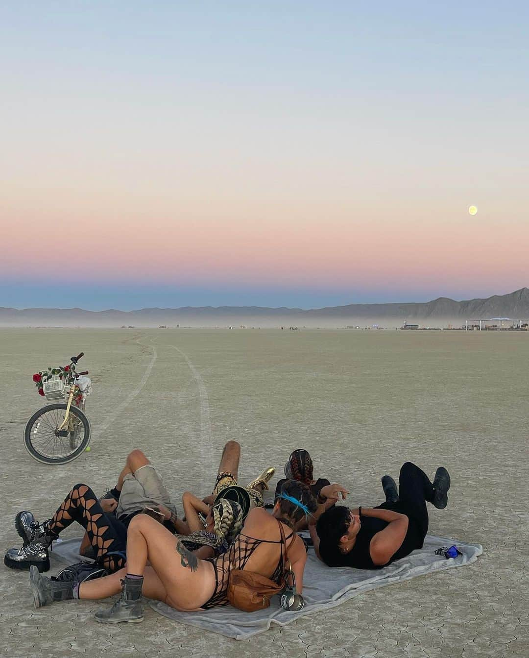 ケリー・ゲイルさんのインスタグラム写真 - (ケリー・ゲイルInstagram)「Had to also do a vertical burning man slide🤗💫❤️」10月10日 23時40分 - kellygale