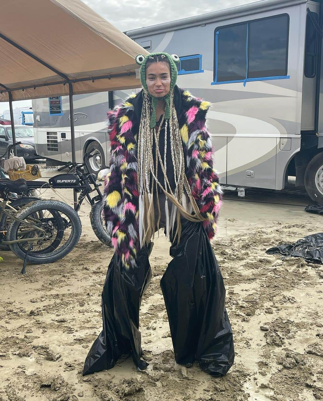 ケリー・ゲイルさんのインスタグラム写真 - (ケリー・ゲイルInstagram)「Had to also do a vertical burning man slide🤗💫❤️」10月10日 23時40分 - kellygale