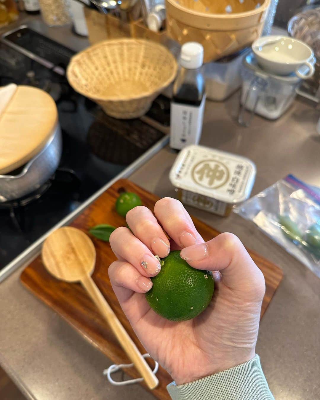 誠子さんのインスタグラム写真 - (誠子Instagram)「私の家事やお料理のモチベーションを上げてくれる魔法のひとつは、ネイルです。  手は毎日使うし、目に入った時に可愛いとうれしいです。 ネイルをしてると所作も綺麗になる気がします  お料理だけじゃなく、仕事や恋愛、毎日の生活すべての気持ちを上げてくれます。  いつも私は「シンプルなピンクベージュでちょっとキラキラ入れてほしい」とお願いしてます🙊💕✨  #誠子食堂」10月10日 23時42分 - seiko_1204