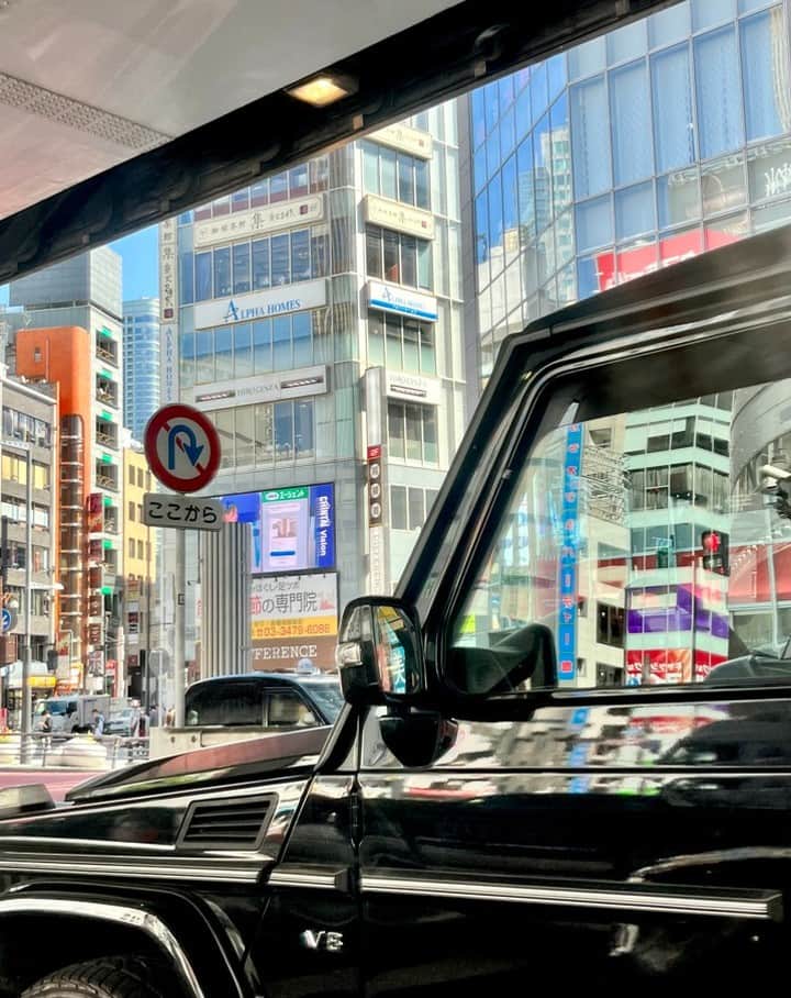 高野寛のインスタグラム：「Roppongi, Tokyo, 2023. Too much information. 情報量の多い街だ...」