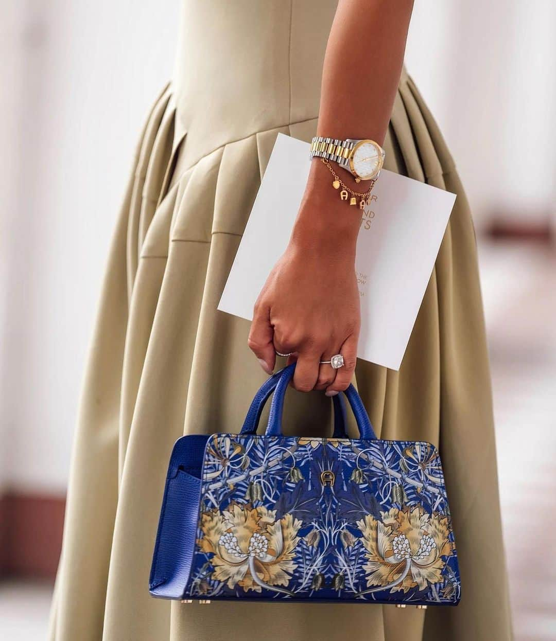 アイグナーさんのインスタグラム写真 - (アイグナーInstagram)「Spotted: Ever so beautiful @maram.zbaeda with the #AIGNER Cybill Bag Honeysuckle out of the Exclusive Runway Edition before the #AIGNERSS24 show in Milan.   Now available for pre-order in the Middle East stores and at aignerme.com」10月10日 23時44分 - aignermunich