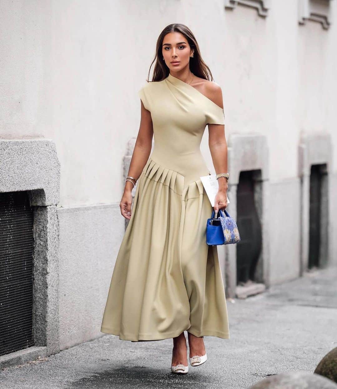 のインスタグラム：「Spotted: Ever so beautiful @maram.zbaeda with the #AIGNER Cybill Bag Honeysuckle out of the Exclusive Runway Edition before the #AIGNERSS24 show in Milan.   Now available for pre-order in the Middle East stores and at aignerme.com」