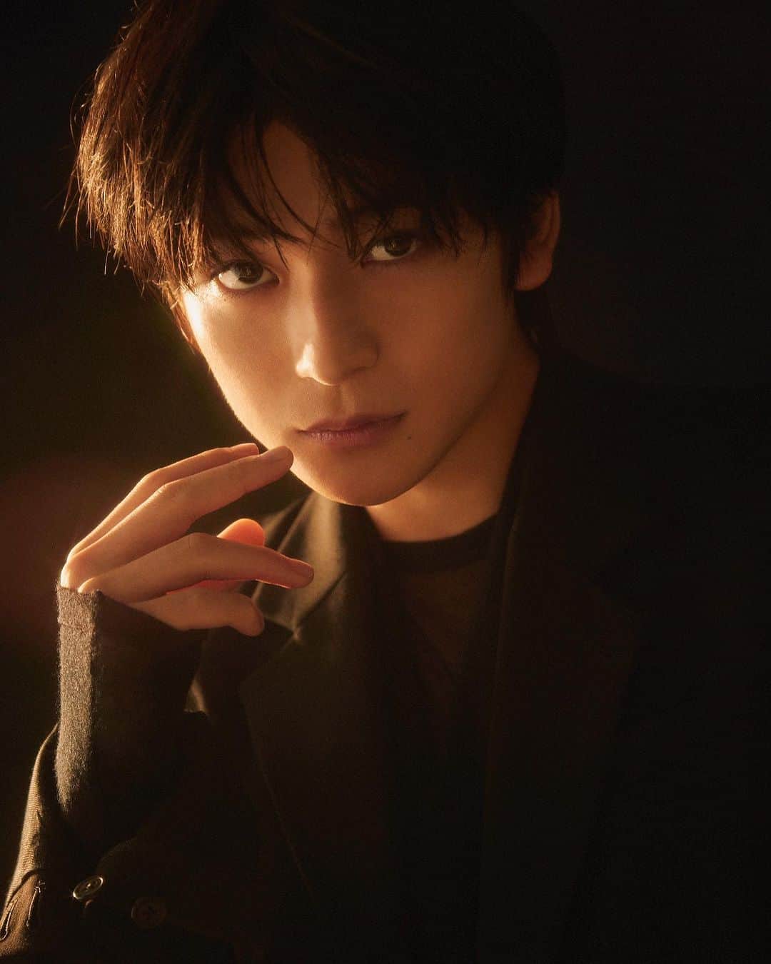 のインスタグラム：「【#BARFOUT! 2023年11月号(10月19日発売) 表紙 #永瀬廉（King & Prince）】   11月号にご登場いただく #高橋文哉 さん！本誌未掲載のアザーカットを公開です◎お話は、10月20日より放送開始となる、「数学」が「料理」と交わるグルメの世界を描いたドラマ『#フェルマーの料理』について。役者業を始めた当時のことも振り返りつつ、本作のことを色々と伺っています！（松坂）  撮影 / Takanori Okuwaki（UM） スタイリング / Shinya Tokita ヘア＆メイクアップ / 大木利保  #portrait #culturemagazine #magazine #printmagazine #publishing #photography #photo」