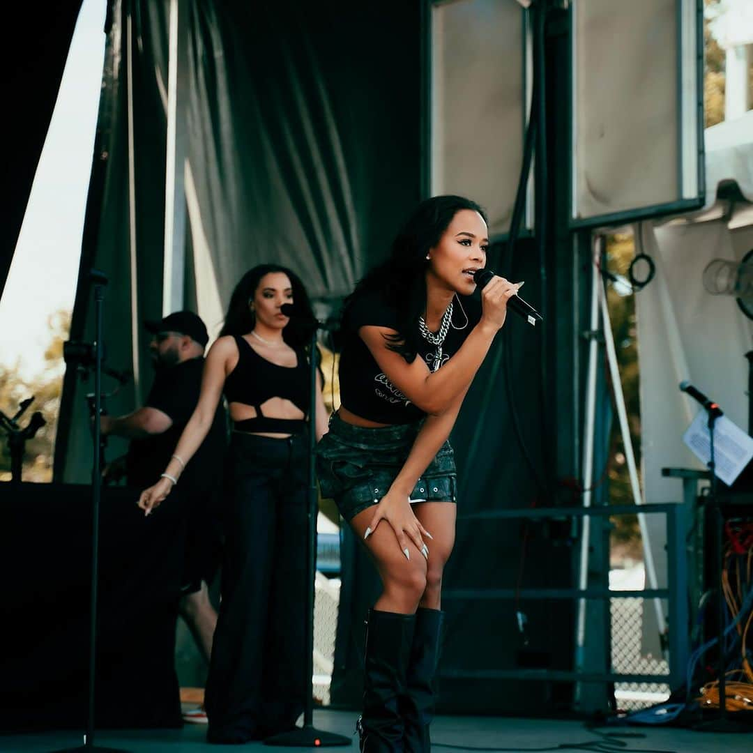 セラヤ・マクニールさんのインスタグラム写真 - (セラヤ・マクニールInstagram)「Austin!! I had an amazing time rocking with yall 🤘🏽 @aclfestival @bmi  Shoutout to my team!! Love you🦋✨」10月10日 23時48分 - serayah