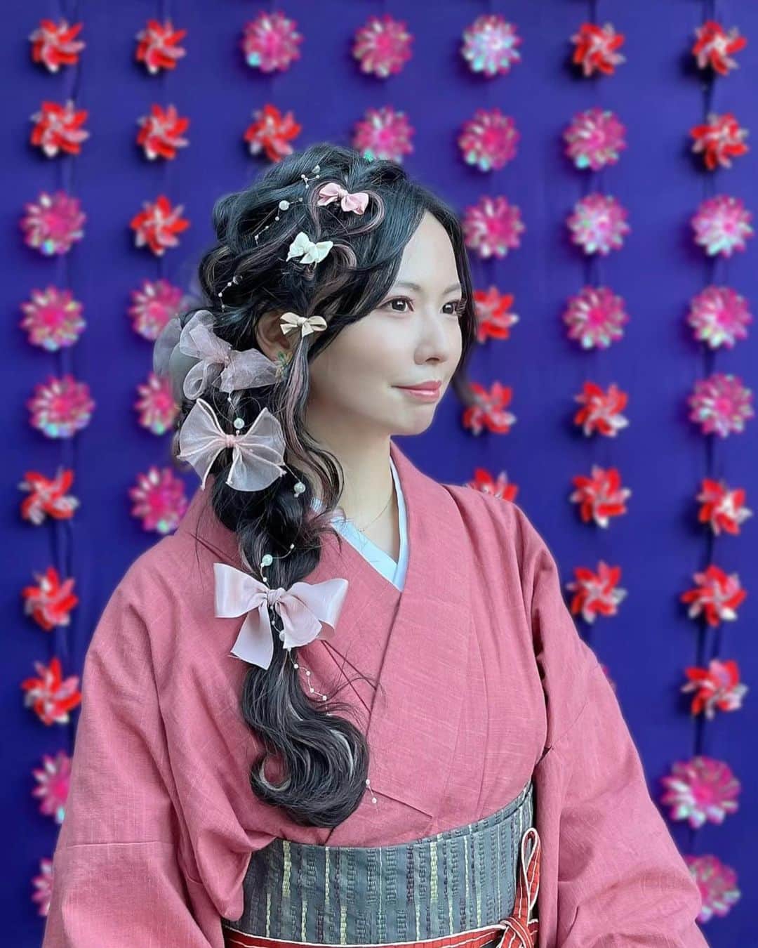 みかほさんのインスタグラム写真 - (みかほInstagram)「⁡ 着物ブランド「やまと」さんに着付けしていただいた 素敵なお着物は、2023年秋冬の新作 『 木苺 (きいちご) 』という名前のお着物で これがまた可愛い〜お色でした🥹💗💗 ⁡ @kimonoyamato  #きものやまと ⁡ 久留米絣  無地 木苺 ⁡ 久留米絣（くるめがすり）という、オーガニックコットン糸を使用したお着物でした🤍 木綿の肌触りが心地よく着心地がよかった🤍 ⁡ 着れば着るほど体に馴染み、 風合いが良くなるとのことです🤍 ⁡ 経（たて）糸に2色を交互に使用する 『片羽』という織り方は、 よく見ると極小の格子のように見え、 奥行きが感じられる織表現✨️ ⁡ 久留米絣のマットな素材感で表現することで、 派手すぎず馴染みやすいので 気軽に着ることが出来ます🫶 ⁡ 甘酸っぱい色味の可愛らしいお着物でしたが 帯を大人っぽい色味で合わせることによって より秋らしくコーディネートしていただきました ⁡ ⁡ @yurio61_ さんに丁寧に着付けしていただきました🤍ありがとうございました🥰 ⁡ ⁡ 今回会場につくまで、お着物の色がわからなかったので ヘアメイク、、どうしようってなったけど ヘアメイクの雰囲気に合うお着物でよかった🤍  ⁡ ⁡ ⁡ ヘアメイクは、浅草の美容室『 moy 』の ゆうすけさんにやってもらいました！🤍 @okumura.yusuke  前から見ても 後ろから見ても 横から見ても可愛いヘアアレンジ✨️ありがとうございました🥹💗 #無敵のハートアレンジ ⁡ ⁡   #みかほの着物でおでかけ  ⁡ @kimonoyamato  @yamato_kimonodreammakers    #omo3浅草 #omo_hotels #星野リゾート #東京女子部  @tokyo_joshibu  @omo_hotels   #久留米絣無地木苺 #着物 #產地 #着物コーデ #きものやまと #やまと #洗える着物 #kimonodreammakers #OZマガジン  #着物でお出かけ #日本文化 #伝統 #浅草 #浅草観光 #着物ヘアアレンジ #ヘアアレンジ #和服ヘア #浅草ヘアメイク」10月10日 23時49分 - mikahogram