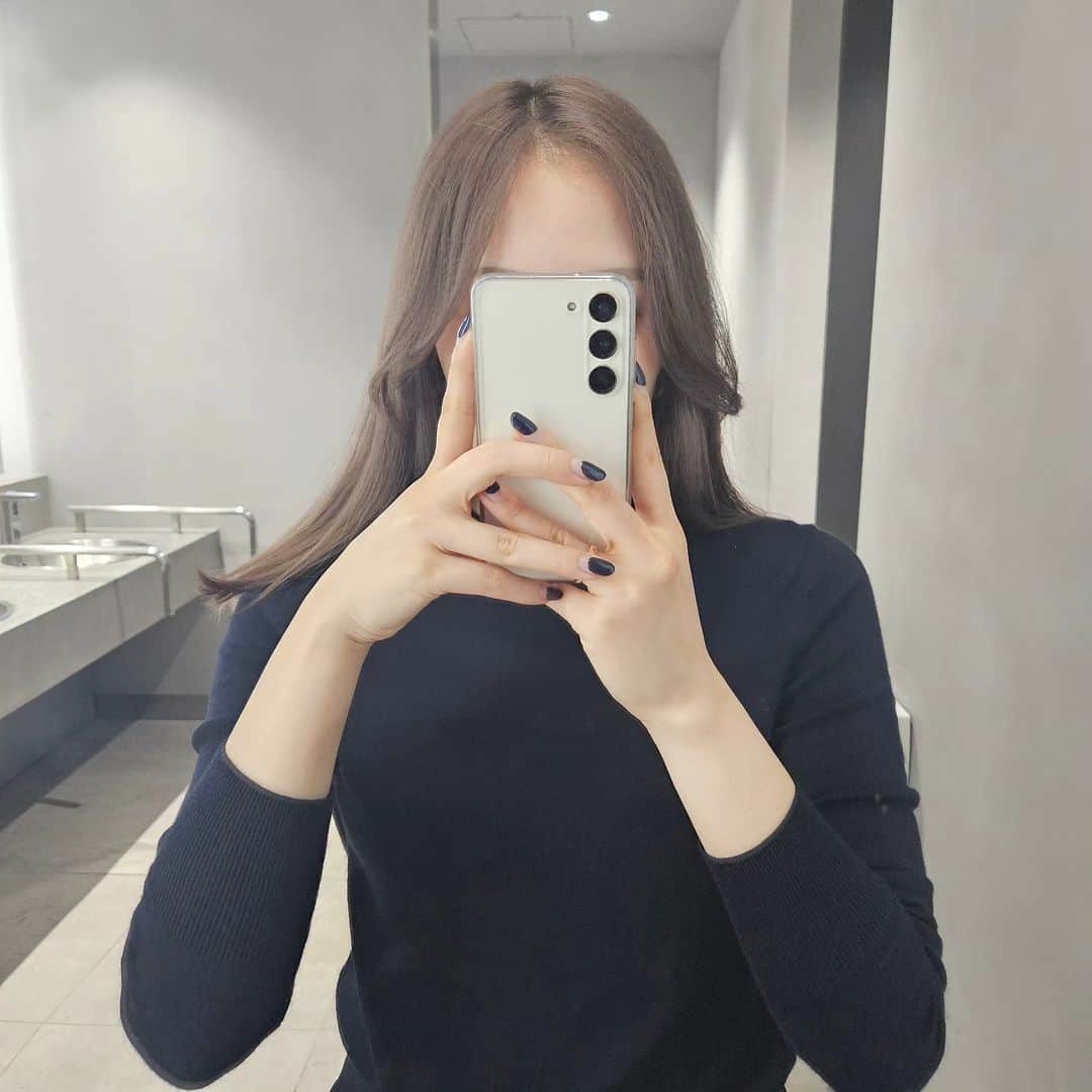 高森紫乃のインスタグラム：「. #UNIQLO  エクストラファインメリノ クルーネックセーター🪻 わたしはMサイズ。 私がオーバーサイズが あまり得意じゃないから 今回もMにしたんだけど、 LとかXLもかわいいと思う○ ネイビーとブラック２色買い。 こういうシンプルなのは UNIQLOが結局丁度よくて○ ニットだけで過ごせる今の季節が だいすきすぎる～ㅜ.ㅜ . . .」