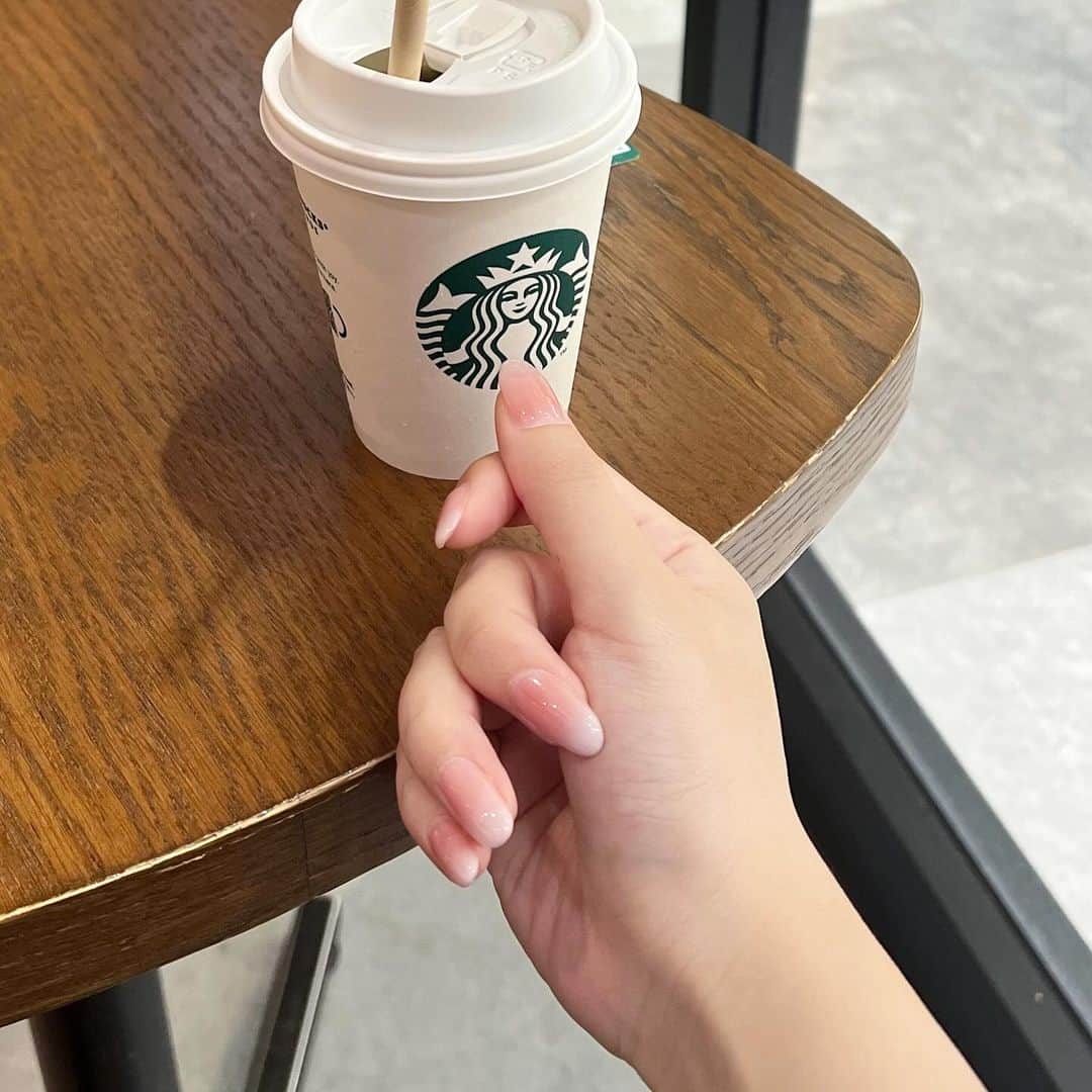 横山紗弓のインスタグラム：「今のnailもシンプルで 可愛かったな〜🍑 明日は何にしよう💭  いつもありがとうございます♡ @crescenteye.imaizumi  #福岡ネイル #福岡サロン #シンプルネイル #ピンクネイル」