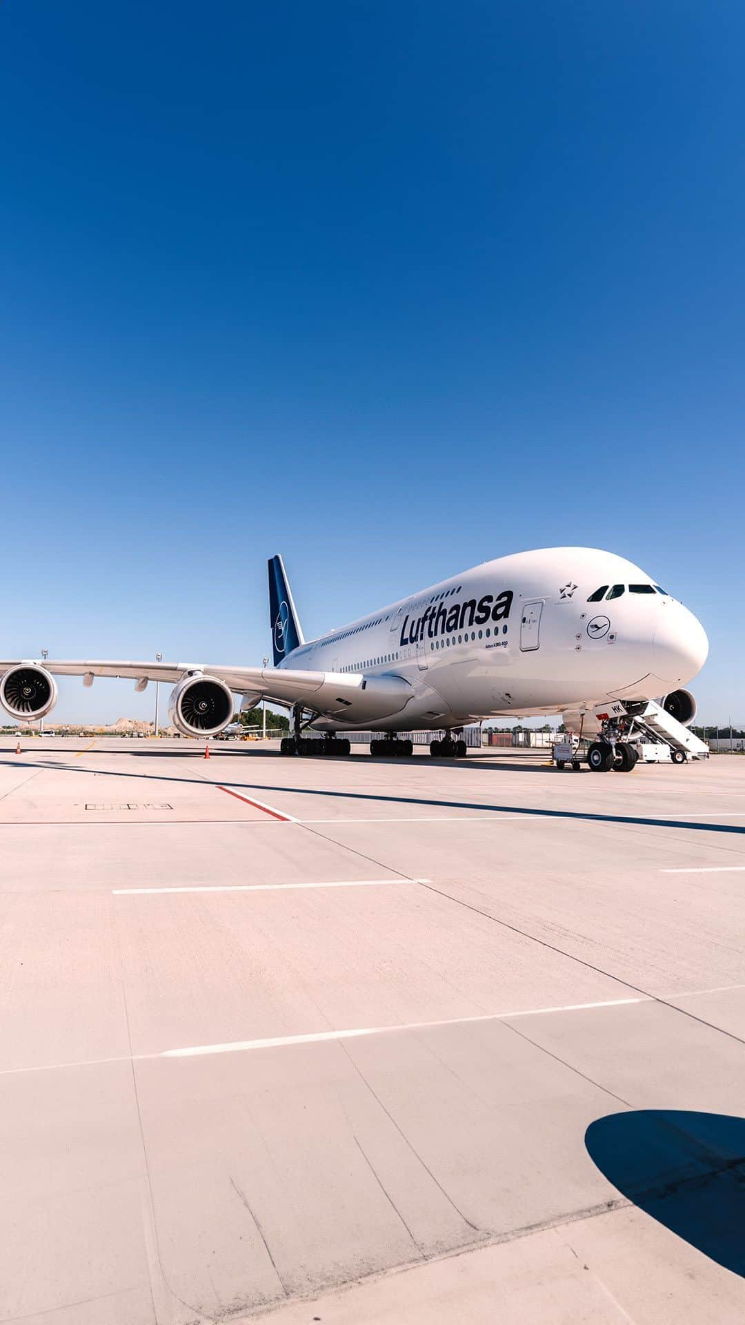 ルフトハンザのインスタグラム：「Embark on a visual journey with us through the intricate designs and stunning perspectives inside and out of our Airbus A380! 🛫📸 #A380 #InsideAndOut #Lufthansa」