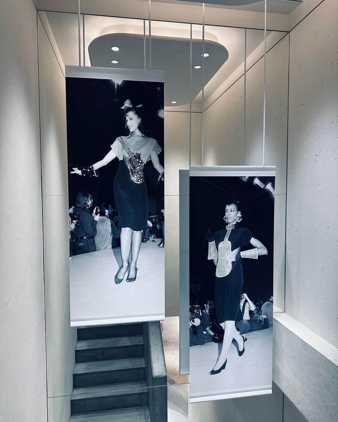 大政絢さんのインスタグラム写真 - (大政絢Instagram)「Chloe 銀座店で10/15まで開催中のクロエbyカール・ラガーフェルド展に🤍  カール・ラガーフェルドが手がけたアイコニックなアーカイブピースと共にガブリエラが再解釈し、創り上げたドレスも展示されていました✨ ファッションの受け継がれていく美しさを見ることが出来ました。 こんなに近くで見れることも中々ないので皆様も是非☺️  @chloe #Chloe #ChloeArchive #PR」10月11日 0時03分 - aya_omasa_official