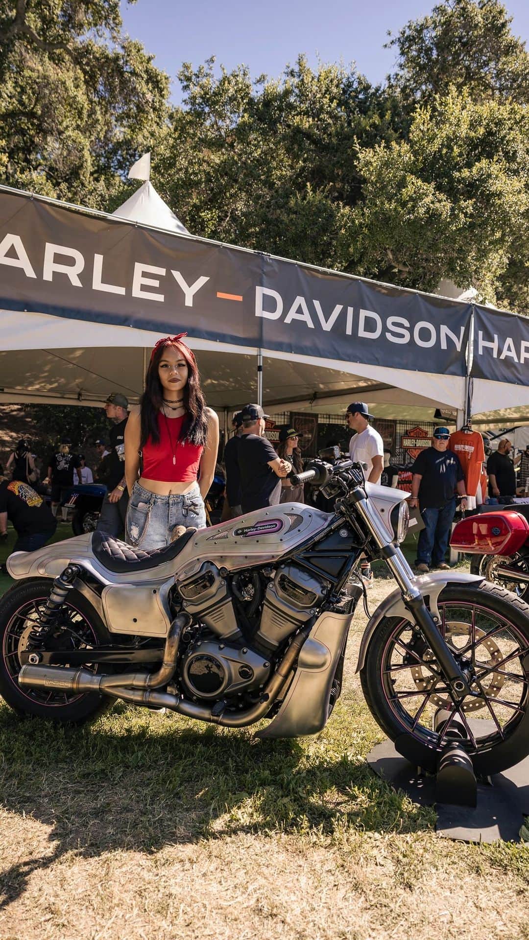 Harley-Davidsonのインスタグラム：「What does master craftsman Cristian Sosa of @SosaMetalWorks consider the most important build he’s ever completed? The 2023 Nightster Special he built with his teenage daughter, Cindy, for @BornFreeShow 14.​  Check out the Sosa Family’s custom build in person at Born-Free Texas 2 Oct. 19-22.​」