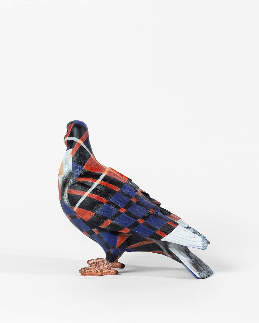 JWアンダーソンさんのインスタグラム写真 - (JWアンダーソンInstagram)「For the 'On Foot' exhibition curated by Jonathan Anderson at London's Offer Waterman gallery, artist Anthea Hamilton has created a special limited run of the brand's well known Pigeon Clutch bag.  Completed with hydro-dipped designs, each of the 20 clutches are completely unique.  The Anthea Hamilton-designed Pigeons are available for purchase between the Offer Waterman gallery and the JW Anderson store in Soho, London.  Pigeon Clutch (Tartan and Red Cabbage), 2023 By Jonathan Anderson & Anthea Hamilton」10月11日 0時00分 - jw_anderson