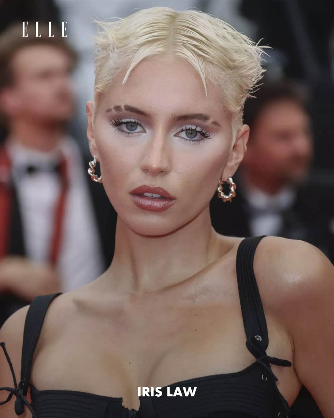 ELLE Brasilさんのインスタグラム写真 - (ELLE BrasilInstagram)「Com o verão chegando, o corte pixie vira uma alternativa cada vez mais intrigante. Se você está pensando em cortar o cabelo curtinho, celebridades como #ZoëKravitz, #IndyaMoore, #FlorencePugh e #EmmaCorrin podem te dar aquele empurrãozinho. Na galeria, tem ainda mais opções – e para todas as texturas de fio.  Vai se jogar? 💇‍♀️」10月11日 0時01分 - ellebrasil