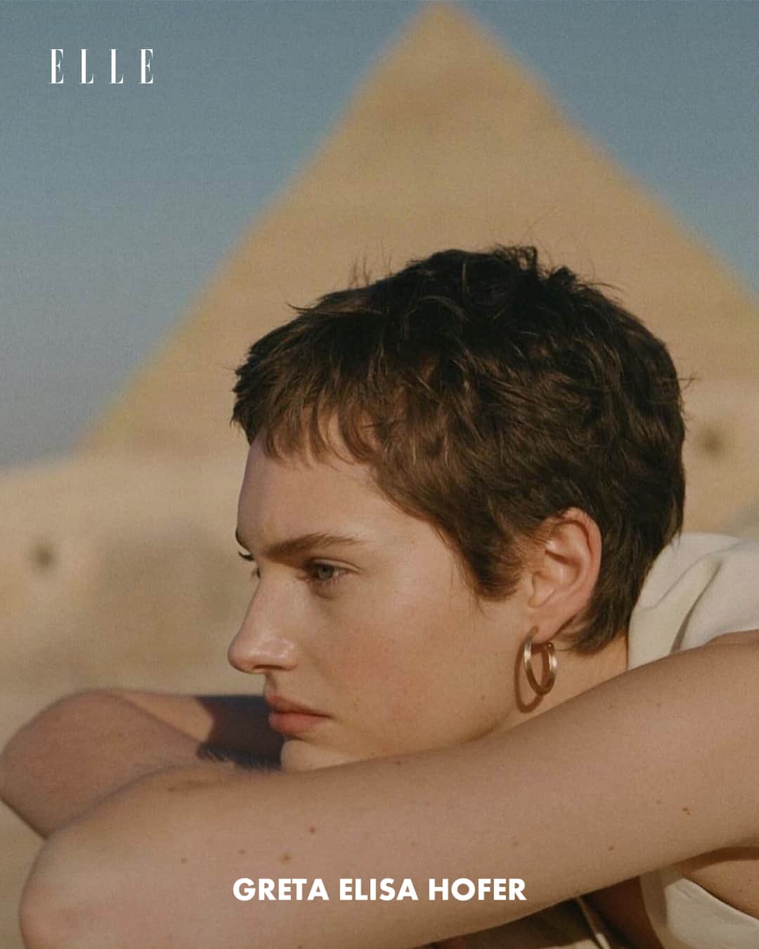ELLE Brasilさんのインスタグラム写真 - (ELLE BrasilInstagram)「Com o verão chegando, o corte pixie vira uma alternativa cada vez mais intrigante. Se você está pensando em cortar o cabelo curtinho, celebridades como #ZoëKravitz, #IndyaMoore, #FlorencePugh e #EmmaCorrin podem te dar aquele empurrãozinho. Na galeria, tem ainda mais opções – e para todas as texturas de fio.  Vai se jogar? 💇‍♀️」10月11日 0時01分 - ellebrasil