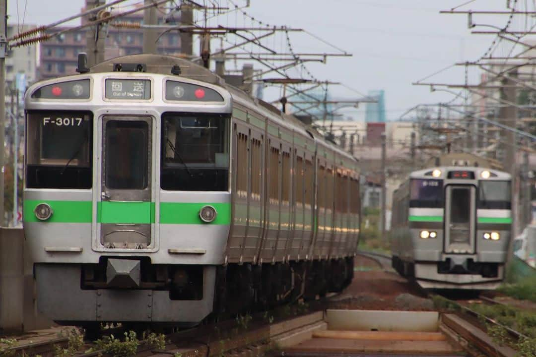 徳永ゆうきのインスタグラム：「. . 去る721系！ 来る733系！ . -2023.09.26- . #鉄道写真 #撮り鉄 #鉄道好き #JR北海道 #函館本線 #琴似駅 #733系 #普通 #岩見沢行き #721系 #回送 #離合 #すれ違い」