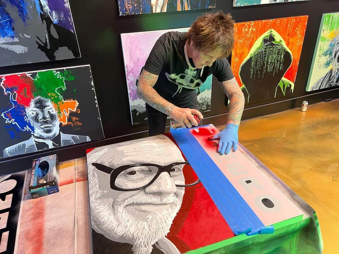エディ・マクリントックのインスタグラム：「Thank you, @billymorrisonofficial for helping me put the finishing touches on my George A. Romero painting.  You’re one of the real ones.  🇬🇧🇬🇧🙏🏻👊🏻🙏🏻🇺🇸🇺🇸」