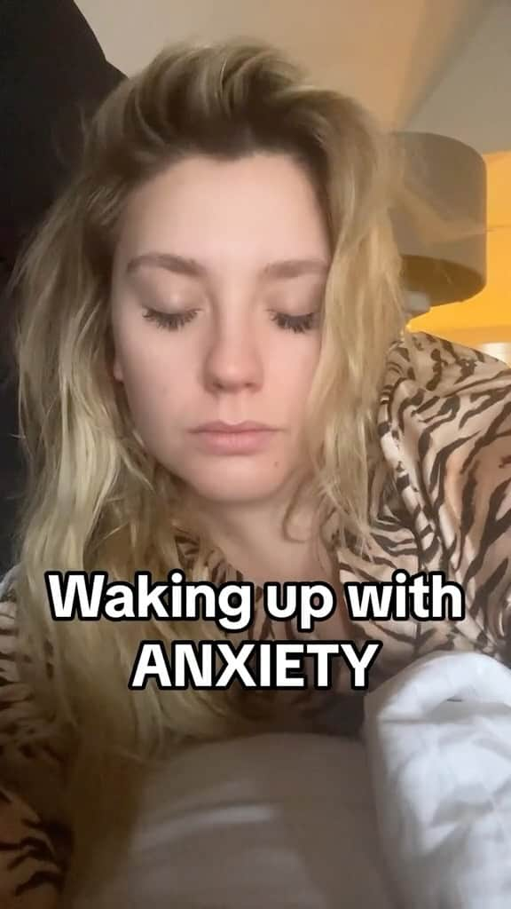 エラ・ヘンダーソンのインスタグラム：「Mental health is something we should all be talking about more openly, especially given that, in England, 1 in 4 people face a mental health challenge each year. The things in these video are some of the steps I take when I’m feeling down, and @mindcharity recommend: ✨ Spending time in nature ✨ Getting creative ✨ Connecting with people ✨ Looking after your physical well-being ✨ and aiming for better sleep This is such an important topic for me, so PLEASE remember: you’re never alone. Reach out to your GP, a trusted therapist, or even a friend. Charities like Mind are also here to help. Let’s break the stigma and look after each other 💖 E x x #MentalHealthAwareness #WMHD #bekind」