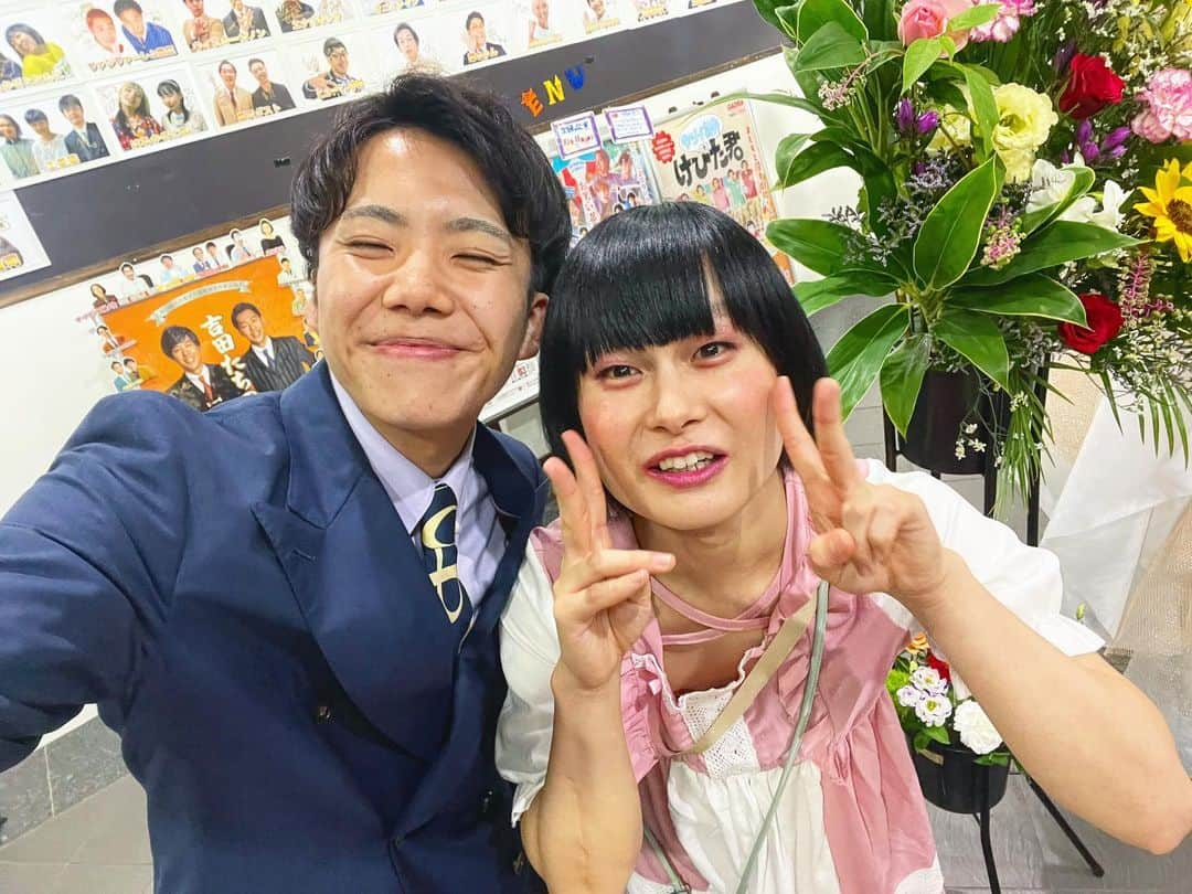 ときヲのインスタグラム：「ある日の翔ライブ終わり。 同期の白桃ピーチよぴぴとツーショット。なんで撮ったかとかはほんまによく分かってなくてなぜか撮っていたが1番近いニュアンス。いつも会うたびに撮ろー！って言うてくれててふと俺から言ったことないなと思ってる間もなく撮ってた。同期に白桃ピーチと名の付くやつがいることを不思議に思わなくなったのはいつからだろう。白桃とピーチは同じなのではないかと思わなくなったのはいつからだろう。俺は忘れたくない。この違和感。白桃ピーチと名の付く同期がいることを。」