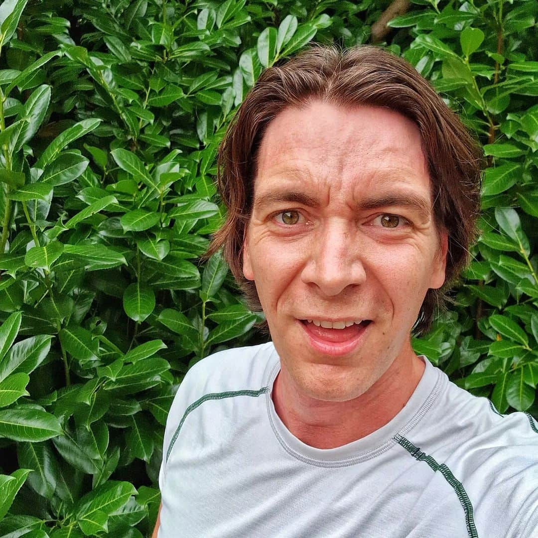 ジェームズ・フェルプスのインスタグラム：「"Ugh"  My first 5k (well, any kind of run) in 5 months. I blew my hip doing the marathon in April and have been trying to listen to my body ever since. But after a lot of rest/stretching & cake, today I thought 'let's see what happens'. 25.19 minutes later, no pain &  knackered but glad I dragged myself out there. 🏃‍♂️」