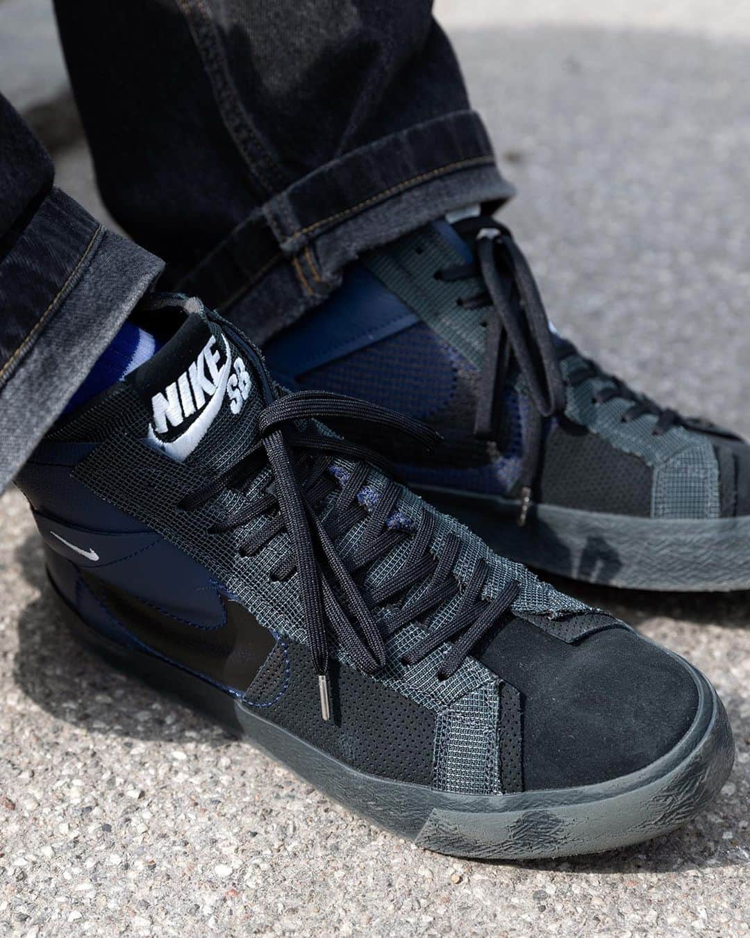 Nike Skateboardingさんのインスタグラム写真 - (Nike SkateboardingInstagram)「@eetutoropainen in black and white.  Blazer Mid PRM in Midnight Navy / Anthracite  Available now in our IG Shop, Nike.com, and select skate shops.  📸 @thefluff」10月11日 0時11分 - nikesb
