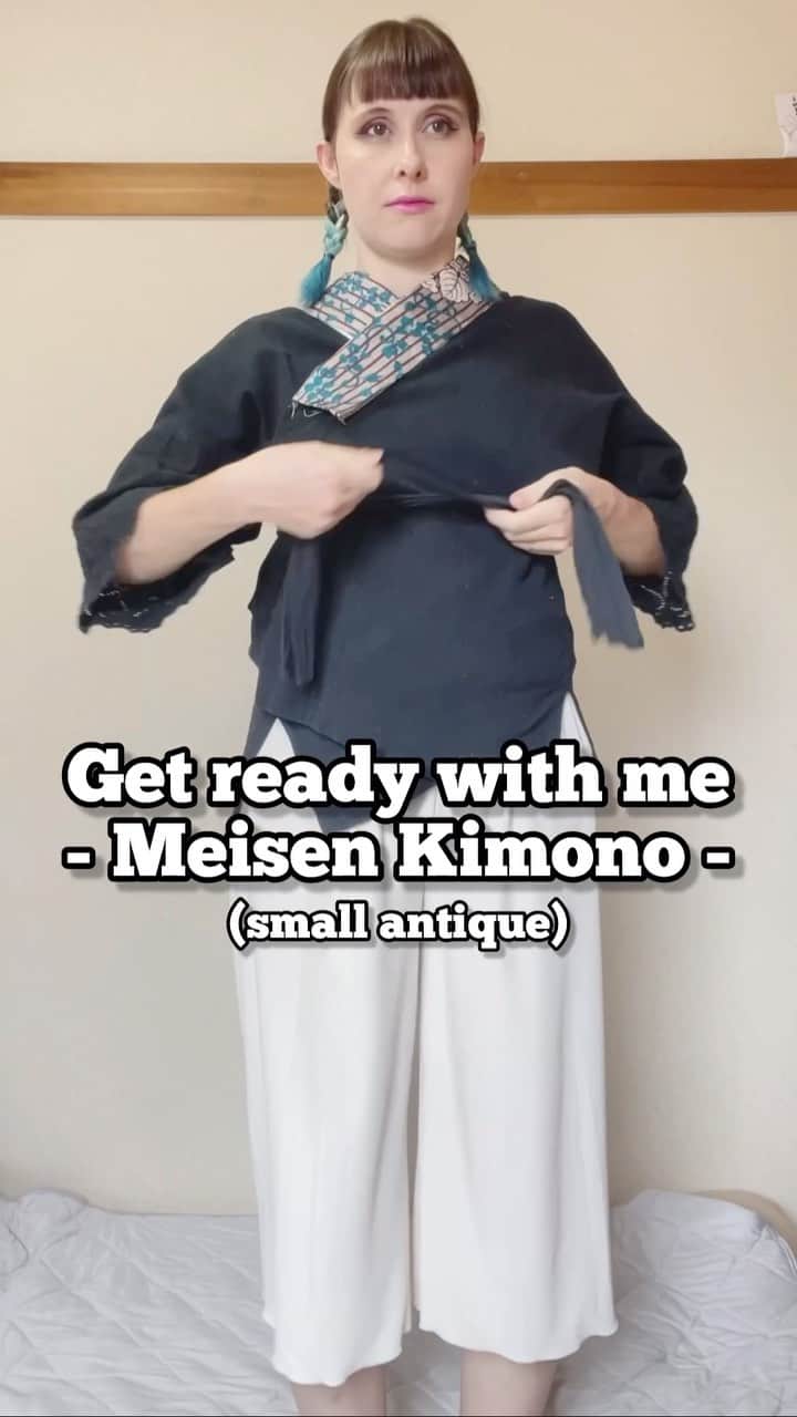 Anji SALZのインスタグラム：「Just a casual get ready with me from the other day in my short antique meisen kimono 👘   Paired with my Pink Panther obi because ✨It’s a match✨  As usual it’s minimal dressing stuff because breastfeeding and baby wearing. Have to say the no collar stiffener is a big ick for me 🌚  Do you like pink or not a fan? 💝  #kimono #japanesekimono #meisen #pinkpanther #getreadywithme #kimonodressing #kitsuke #tokyofashion #pink #着付け #着物 #着物女子 #銘仙」