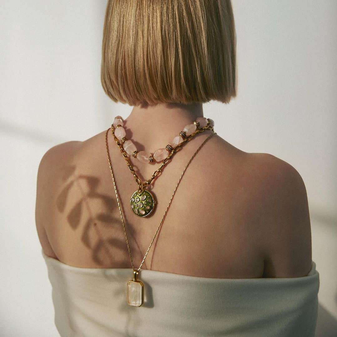 グーセンス パリのインスタグラム：「Mysterious quartz, magic rock crystal and hand-dyed stones. These make the Goossens jewels unique.  #goossensparis」