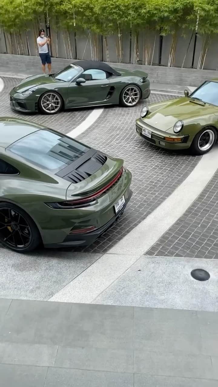 Porscheのインスタグラム：「When the crew understood the dress code. 💚 🎥 @tennster 🚙 @popnithi @suthi888 #PorscheMoment __ 911 GT3: Fuel consumption combined in l/100 km: 13,0 - 12,9 (WLTP); CO2 emissions combined in g/km: 294 - 293 (WLTP) I https://porsche.click/DAT-Leitfaden  718 Spyder: Fuel consumption combined in l/100 km: 11,1 - 10,7 (WLTP); CO2 emissions combined in g/km: 251 - 242 (WLTP) I https://porsche.click/DAT-Leitfaden I Status: 10/2023」