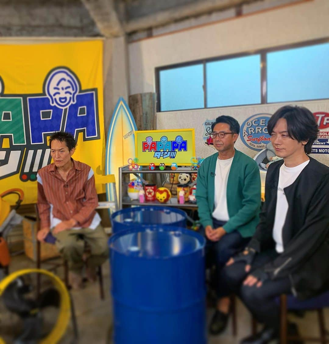 藪木健太郎さんのインスタグラム写真 - (藪木健太郎Instagram)「『PAPAPAダン!!!』という名の 新しい番組を作りました！  子育てを楽しむ芸能人パパ3人が 子育てを楽しむ団体 『PAPAPAダン!!!』を結成し 楽しく子育てを談義し合う番組です！  5才と2才の男児のパパ千原ジュニアさん、 4才と0才の男児のパパ矢作兼さん、 3才の女児のパパDAIGOさん の3人が 普段楽屋では恥ずかしくて話せない自分なりな子育てを語り尽くしてます！ 子供が生まれてからの変化、困ってる事、迷ってる事、楽しい事、叱り方、家でのルール、便利なグッズなど 子育てに関する話が深くて楽しくて 収録終わってからも なんか奥さんとかと話したくなる番組です。  奥さんだけに子育てを任せてたら こんな楽しい時間を逃すことになるよって思えるし 奥さんには敵わないかもしれないけど やればやるほど子育てって楽しいよって感じれるかなと思います。  10月15日 午後2時59分から中京テレビで放送です。  あ、パパだけじゃなくママの意見も聞けるように レッドカーペットやかくし芸での盟友、 中村仁美ママにも出演してもらってます！  是非ご覧ください！！  あと今回は初めてSunnyPicturesLLCで制作もさせてもらってます！ 我が家も家族総出でやらせてもらってます(^^)  #PAPAPAダン #パパパダン #子育て #楽しい子育て #子育てパパ #千原ジュニア #千原兄弟 #矢作兼 #おぎやはぎ #DAIGO #中村仁美 #中京テレビ #東海3県 #TVer #SunnyPictures #サニーピクチャーズ」10月11日 0時21分 - kentaroyabuki