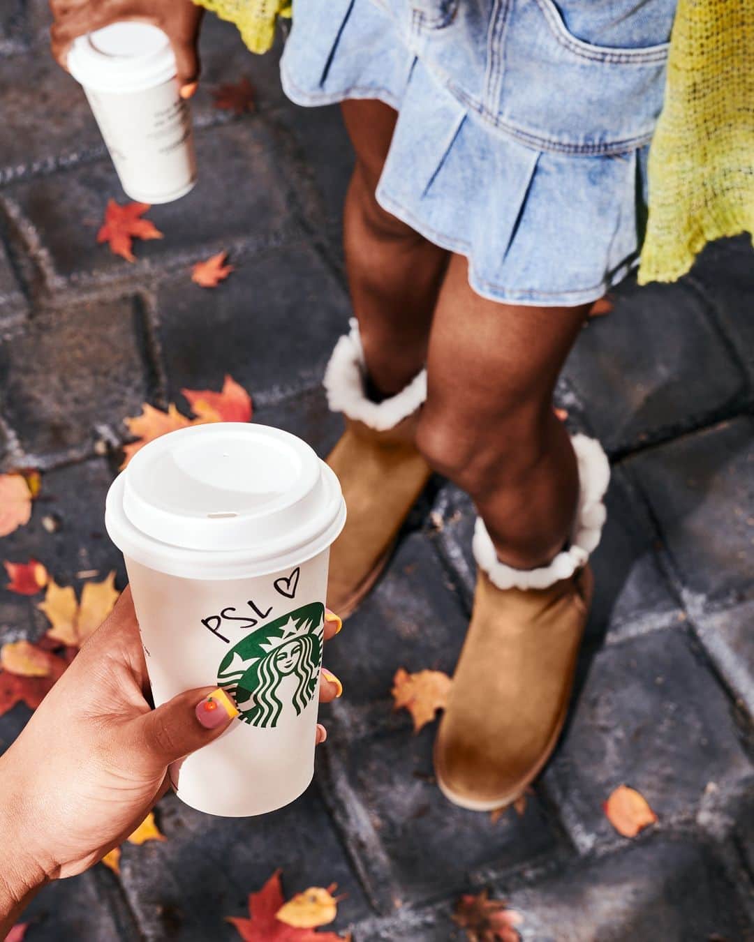 Starbucksさんのインスタグラム写真 - (StarbucksInstagram)「Happy 20th bday, PSL! 🧡 To celebrate the drink that makes us feel as warm and fuzzy as a velour tracksuit, let’s go back to the year it all began: 2003.」10月11日 0時13分 - starbucks