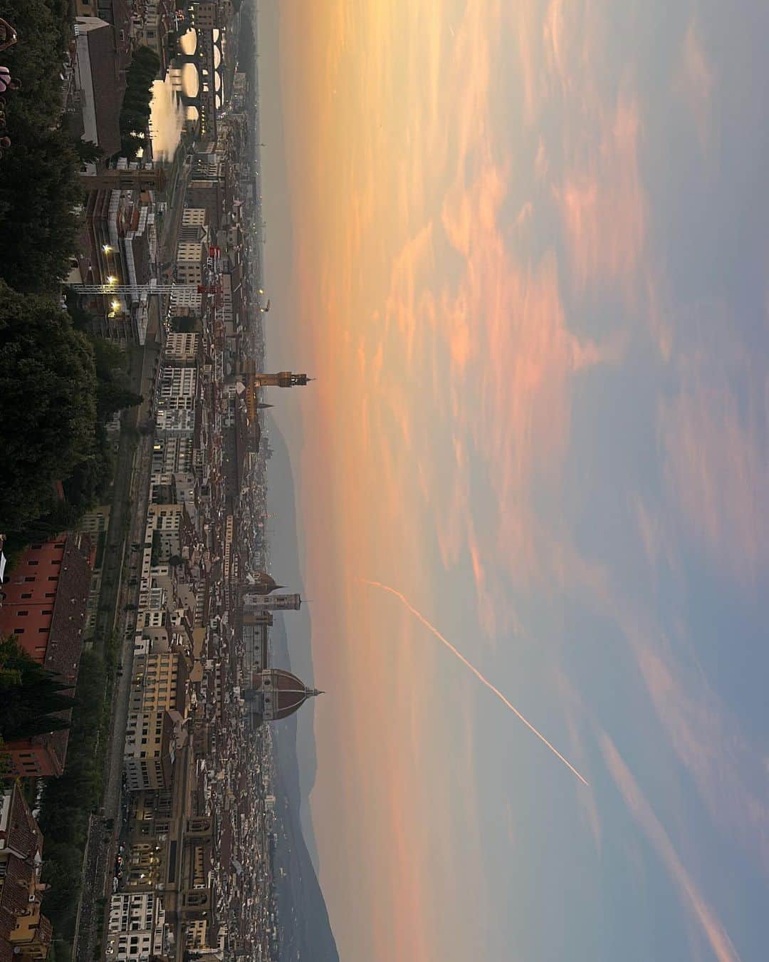 柴田紗希さんのインスタグラム写真 - (柴田紗希Instagram)「フィレンツェの夕焼け。  amazing。  高校3年間同じクラスだったゆかとフィレンツェで会えてうれしい🇮🇹 明日から数日も一緒に旅ができるよありがありが♡」10月11日 0時29分 - shibasaaki