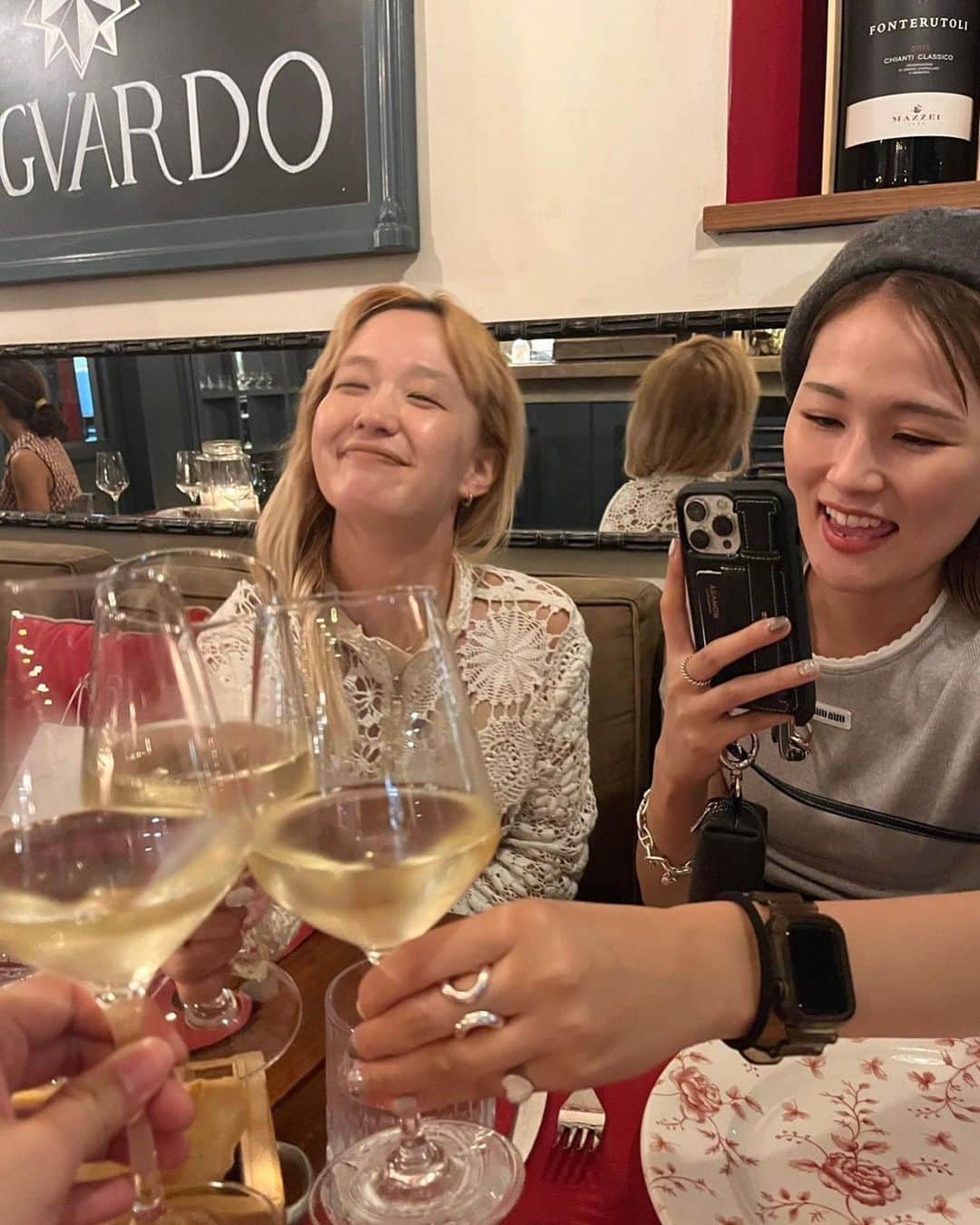 柴田紗希さんのインスタグラム写真 - (柴田紗希Instagram)「フィレンツェの夕焼け。  amazing。  高校3年間同じクラスだったゆかとフィレンツェで会えてうれしい🇮🇹 明日から数日も一緒に旅ができるよありがありが♡」10月11日 0時29分 - shibasaaki