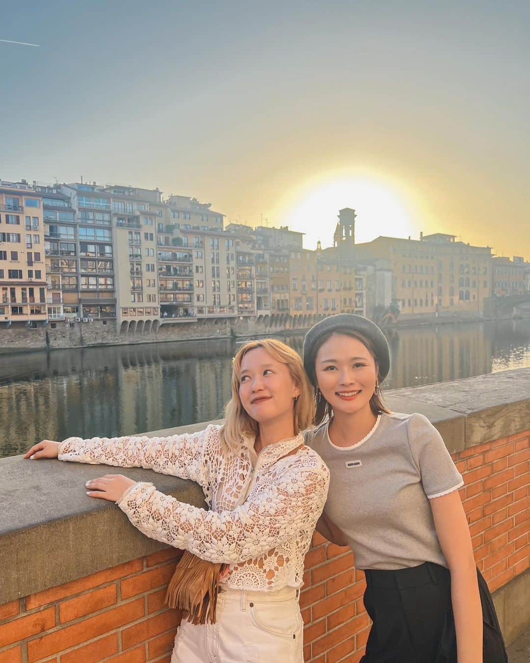 柴田紗希さんのインスタグラム写真 - (柴田紗希Instagram)「フィレンツェの夕焼け。  amazing。  高校3年間同じクラスだったゆかとフィレンツェで会えてうれしい🇮🇹 明日から数日も一緒に旅ができるよありがありが♡」10月11日 0時29分 - shibasaaki