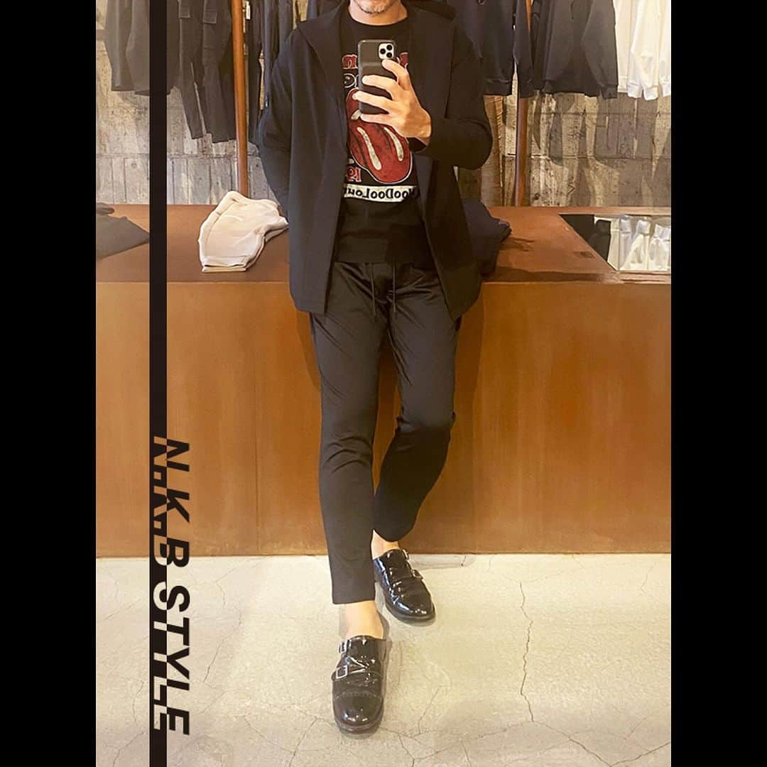 セレクトショップN.K.Bのインスタグラム：「✨今日のN.K.B STYLE✨ 👕【ジャケット】junhashimoto 2023 A/W JH+ CARDIGAN HOODIE (BLACK) 👕【Tシャツ】NEO VINTAGE TEE (BLACK) 👖【パンツ】junhashimoto 2023 A/W JH＋GRJ EASY PANTS (BLACK)  セレクトショップN.K.B小林です。  本日のN.K.B STYLEは、JH+の新作とNeo Vintage TEEのミックススタイルで。 一枚ずつ表情が違うTeeは、フロントを大きく彩ったプリントが魅力☆  インナーに最適です♪  全品送料無料❗️新規会員登録ですぐ使える1,000ポイントも進呈中です。  ++++++++++++++++++++ N.K.Bは、福井県福井市にあるセレクトショップ。 オーナーの小林が、取扱ブランドの最旬コーデと新作先行予約・入荷情報をPostしています。 もしよければ、いいね＆フォローよろしくお願いします❗  【主な取扱ブランド】 AKM | エイケイエム VEGAHLUXE | ヴェガリュクス 1piu1uguale3 | ウノピュウノウグァーレトレ 1piu1uguale3 SPORT| ウノピュウノウグァーレトレスポーツ LUXE163AKMBB | リュクス163エイケイエムビービー Junhashimoto | ジュンハシモト TFW49 | ティーエフダブリューフォーティーナイン TOM FORD EYEWEAR | トムフォード アイウェア DABORO | ダボロ PIUORO | ピウオッロ MOOSEKNUCKLES | ムースナックルズ newblance | ニューバランス and more… ++++++++++++++++++++  #Junhashimoto #ジュンハシモト  #エヌケービー #メンズファッション #メンズファッションコーデ #ファッション好きと繋がりたい #メンズコーデ #お洒落さんと繋がりたい #おしゃれさんと繋がりたい #服好きな人と繋がりたい #ファッション好きな人と繋がりたい #ファッション大好き #今日のコーデ #本日のコーデ #ファッションコーデ #インスタファッション #エヌケービー #ファッションスナップ #ファッション好き #アパレルショップ #ファッションコーディネート #メンズアパレルショップ」