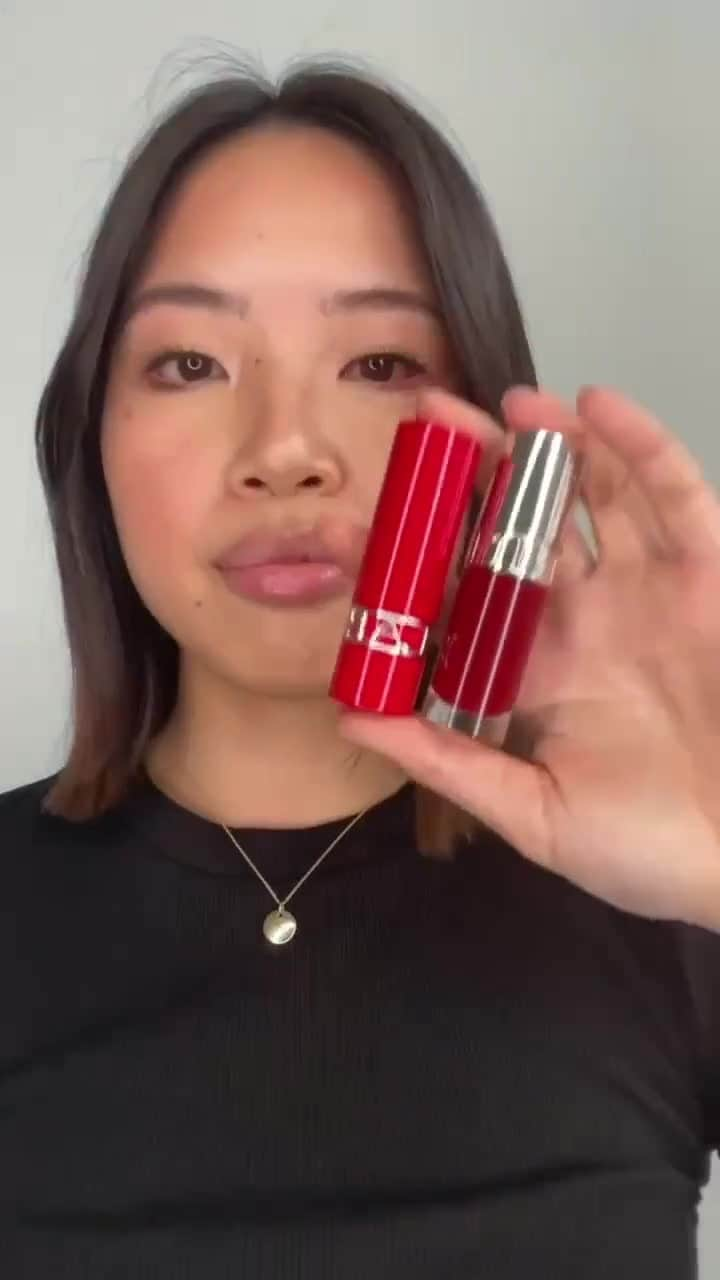 Clarins Middle Eastのインスタグラム：「كيف تحطي الروج المثالي؟ جولي روج وزيت ليب كومفورت💄💋⁣ ⁣ حطي مسحة من زيت ليب كومفورت فوق جولي روج واحصلي على شفايف لامعة، مرطَّبة، وبلون مثالي!⁣ ⁣ متوفر في كلارنس بوتيك ومتاجرنا الالكترونية (الروابط في البايو)⁣⁣⁣⁣⁣⁣⁣⁣⁣⁣⁣⁣⁣⁣⁣⁣⁣⁣⁣⁣⁣⁣⁣⁣⁣⁣⁣⁣ ⁣ Here's how to apply the ultimate #Clarins lip combo… Joli Rouge and Lip Comfort Oil💄💋⁣ ⁣⁣ Add a swipe of Lip Comfort Oil with your Joli Rouge for a glossy, pigmented and ultra-hydrated finish!⁣ ⁣ ⁣Available at Clarins boutiques and on our e-stores (links in bio)⁣⁣⁣⁣⁣⁣⁣⁣⁣⁣⁣⁣⁣⁣⁣⁣⁣⁣⁣⁣⁣⁣⁣⁣⁣⁣ ⁣⁣ #JoliRouge #NotJustALipstick⁣ #Clarins #ClarinsME #SkinCare #SelfCare #Beauty #JoliRouge #NotJustALipstick #كلارنس #العناية_بالنفس #جولي_روج #مكياج」