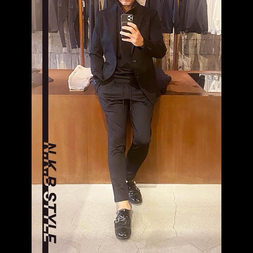 セレクトショップN.K.Bのインスタグラム：「✨今日のN.K.B STYLE✨ 👕【ジャケット】junhashimoto 2023 A/W JH＋ GRJ 2B JACKET (BLACK) 👕【カットソー】junhashimoto 2023 A/W JH+ HALF ZIP PULLOVER (BLACK) 👖【パンツ】junhashimoto 2023 A/W JH＋GRJ EASY PANTS (BLACK)  セレクトショップN.K.B小林です。  junhashimoto 2023 A/W JH＋ GRJセットアップでのスタイル!!  junhashimotoでは、お馴染みの「グロスリッチ素材」を採用しておりスポーティでラグジュアリーな雰囲気◎ また、高いストレッチ性と抜群なキックバックも魅力!!  普段着から、ビジネスシーンまで、幅広くお使いいただけます♪  全品送料無料❗️新規会員登録ですぐ使える1,000ポイントも進呈中です。  ++++++++++++++++++++ N.K.Bは、福井県福井市にあるセレクトショップ。 オーナーの小林が、取扱ブランドの最旬コーデと新作先行予約・入荷情報をPostしています。 もしよければ、いいね＆フォローよろしくお願いします❗  【主な取扱ブランド】 AKM | エイケイエム VEGAHLUXE | ヴェガリュクス 1piu1uguale3 | ウノピュウノウグァーレトレ 1piu1uguale3 SPORT| ウノピュウノウグァーレトレスポーツ LUXE163AKMBB | リュクス163エイケイエムビービー Junhashimoto | ジュンハシモト TFW49 | ティーエフダブリューフォーティーナイン TOM FORD EYEWEAR | トムフォード アイウェア DABORO | ダボロ PIUORO | ピウオッロ MOOSEKNUCKLES | ムースナックルズ newblance | ニューバランス and more… ++++++++++++++++++++  #Junhashimoto #ジュンハシモト  #エヌケービー #メンズファッション #メンズファッションコーデ #ファッション好きと繋がりたい #メンズコーデ #お洒落さんと繋がりたい #おしゃれさんと繋がりたい #服好きな人と繋がりたい #ファッション好きな人と繋がりたい #ファッション大好き #今日のコーデ #本日のコーデ #ファッションコーデ #インスタファッション #エヌケービー #ファッションスナップ #ファッション好き #アパレルショップ #ファッションコーディネート #メンズアパレルショップ」