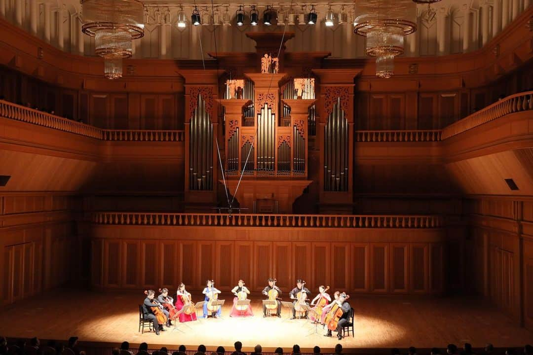 新倉瞳のインスタグラム：「東京チェロアンサンブル   岐阜サラマンカホール公演 新百合ヶ丘公演にひきつづき完売御礼㊗️ ご来場くださいました皆さまありがとうございました✨  公演内でもご紹介がありましたが  個人的には1stアルバム収録時(当時20歳😳)からお世話になり大好きなサラマンカホールさん。  そんな大切な場所で 近年さらにご縁深く大好きな岐阜の皆さんと 大好きなチェロ仲間が出逢ってくれて 本当に嬉しかったです。  最高の時間をありがとうございました‼️  #Repost @tokyocelloteam ・・・ ✨２０２３年５月公演決定✨ 【東京チェロアンサンブル15回目記念演奏会】です😊‼️  2024年5月12日（日） 東京オペラシティコンサートホールで開催‼️ チケット発売までしばしお待ちください✨  最高のプログラムでお届けします‼️ ご来場お待ちしております☆  【日時・会場】 ２０２４年５月１２日（日）14:00〜 in東京オペラシティコンサートホール（タケミツメモリアル） @tokyo_operacity   【出演】 東京チェロアンサンブル　@tokyocelloteam   （メンバー） 荒井結　@yuiarai.vc  清水詩織　@shioringo.vc  髙木慶太 @keita_takagi_cello  中実穂　@mihoimi31  新倉瞳　@hitominiikura  堀沙也香　@sayanchu630  宮田大　@miyatadai_official  三宅依子　@yorizo_  宮坂拡志 横山桂  【曲目】 乞うご期待！！  #東京チェロアンサンブル #チェロアンサンブル   #ユリホール  #神奈川 #サラマンカホール  #岐阜 #完売 #心から感謝   #東京オペラシティ   #荒井結 #清水詩織 #髙木慶太 #中実穂 #新倉瞳 #堀沙也香 #三宅依子 #宮坂拡志 #宮田大 #横山桂  お写真は本日のサラマンカホールさんより頂戴いたしました✨」