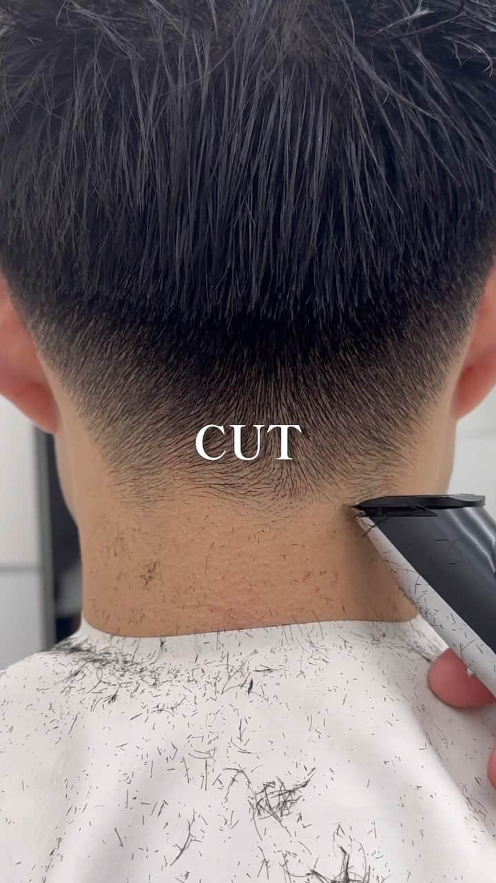 Seiichiro Kawakamiのインスタグラム：「CUT🩵 . ➖➖➖➖➖➖➖➖➖➖➖➖➖➖ . 《《　ご予約　》》 【平日】10時～20時 〜【Price】〜 カット_6800円 カラー_8800円 カット＋カラー_12000円 カット＋ダブルカラー_21000円 カット＋3Dハイライト_21000円 カット＋パーマ_13000円 カット＋縮毛矯正_21000円 髪質改善トリートメント_8800円 . ➖➖➖➖➖➖➖➖➖➖➖➖➖➖ . #cut #bob #カット動画 #切 #銀座美容室」