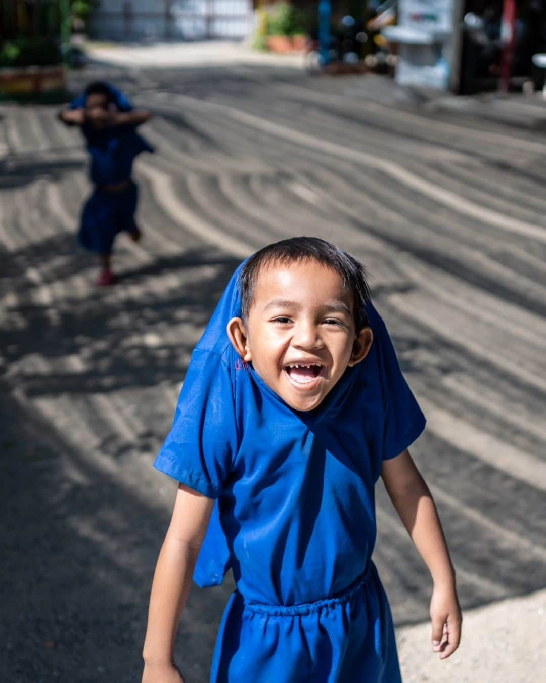 VuTheara Khamさんのインスタグラム写真 - (VuTheara KhamInstagram)「Portraits, Phnom Penh, Cambodia, 2023 . The last picture, is an article published last week in the Paris Montmartre magazine in the 'Coup de Cœur' section. . Save the date : Exhibition in Paris Montmartre about my documentary photo report on NGO @pse_france 19-21th October 2023. . #ngo #portrait #children #hope #documentary #cambodia」10月11日 0時25分 - vutheara