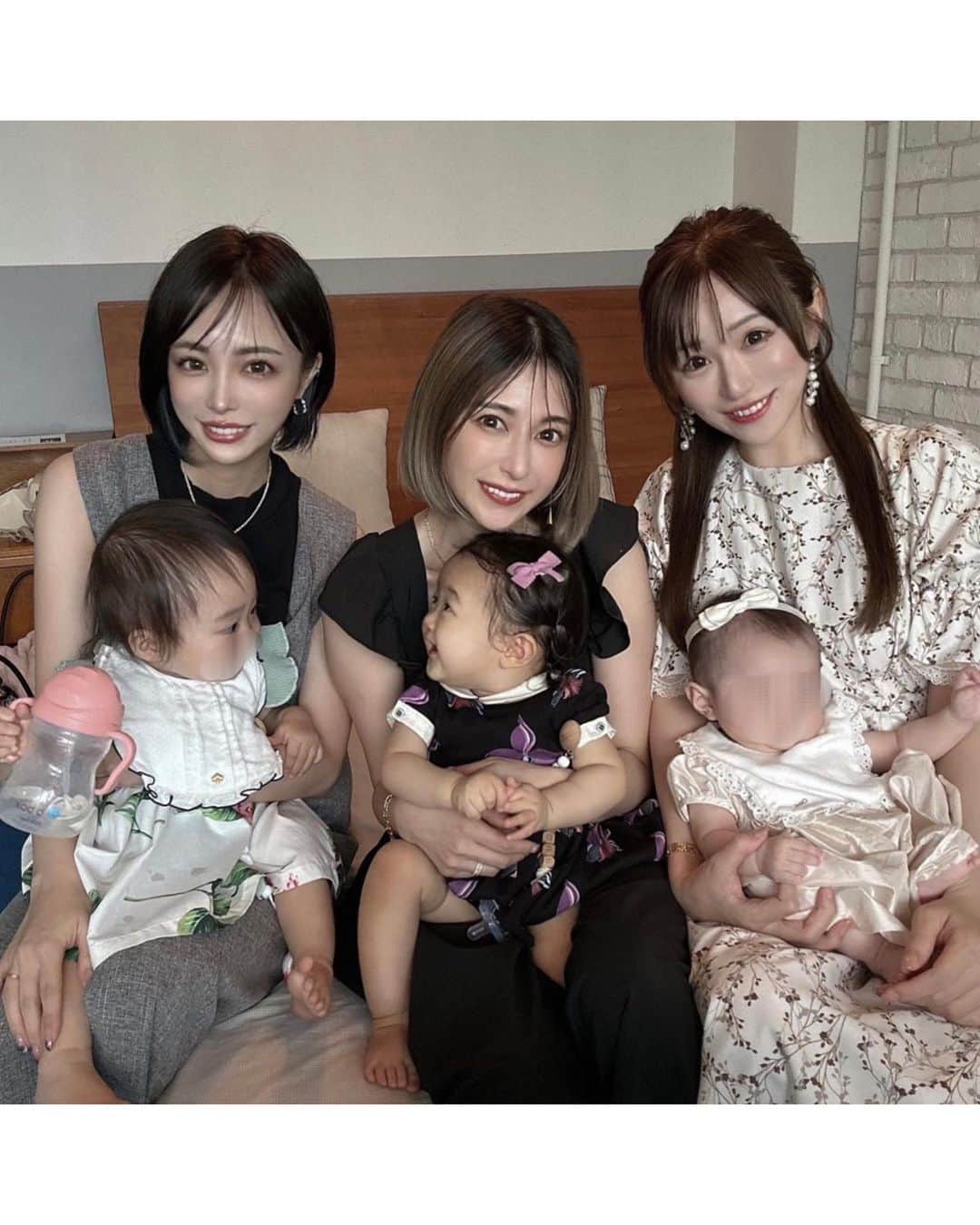 仲村美香のインスタグラム：「この前3人で遊んだ時の🥹♡♡♡  サキちゃんべびが娘ちゃんと 同い年で同じ月生まれなの😍 りえちゃんベビは1歳違い♡ あーべびーず可愛過ぎた👶👶👶💕  みんなでMARQUE BABYの リボン付けれたのも嬉しい🤭🤭❤️ 次はみんなお揃いするのだ🫶  ここのお店個室のベッドがある部屋で お料理は本格的で凄く良かったー😭💕 サキちゃん予約ありがとう🥹🥹🥹🌸 可愛いプレゼントもありがとう😭❤️❤️❤️」