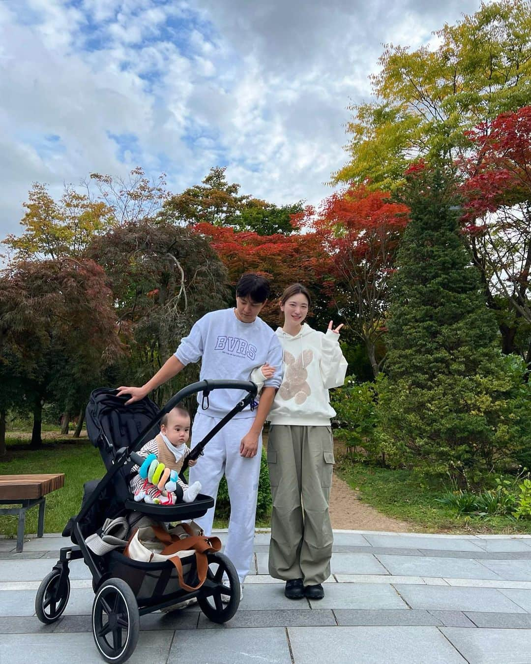 ユ・ヘジュのインスタグラム：「우리가좍👨‍👩‍👦 얼떨결에 단풍구경까지 해서 좋았다🍁 다음 여행은 먹태랑 같이🐶🤍」