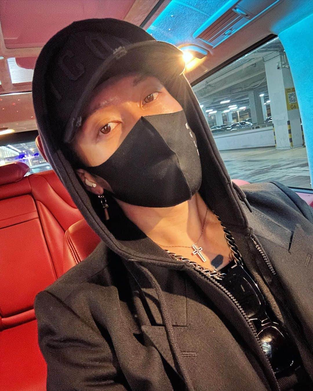 雅-MIYAVI-のインスタグラム：「Arrived in Shanghai   到达了上海  上海着いたよ  🛩️」