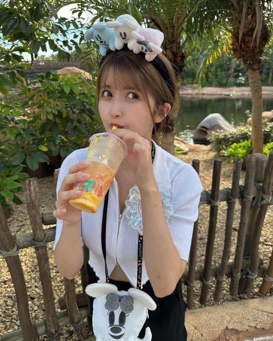 のインスタグラム：「こちらはマンゴーとラズベリーのラッシーを飲んでる写真です🥭美味しかった🫶 (ディズニーにラッシーあるの初知り)  #ディズニーシー #ディズニーハロウィン #Dハロ #TDS #TDL #ディズニー #ハロウィン」