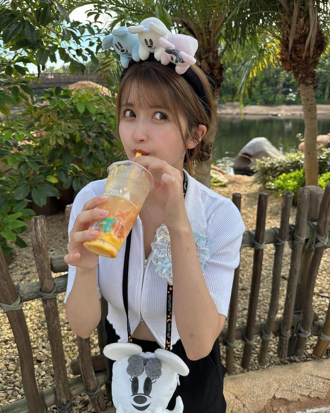 佐倉みきのインスタグラム：「こちらはマンゴーとラズベリーのラッシーを飲んでる写真です🥭美味しかった🫶 (ディズニーにラッシーあるの初知り)  #ディズニーシー #ディズニーハロウィン #Dハロ #TDS #TDL #ディズニー #ハロウィン」