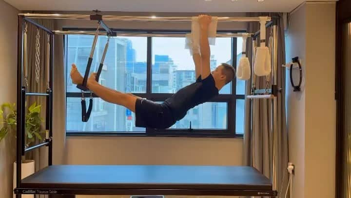 プニエル のインスタグラム：「I was told you can’t really “rehab” a disc but what you can do is strengthen your core and lower back muscle to reduce pain but I was also told I shouldn’t be doing weights yet so I’ve only been doing pilates recently!  허리 수술 재활은 따로 없다고 했는 코어랑 기립근을 강화 하면 통증이 준데요! 근데 아직까지 웨이트는 하면 안된다고 들어서 요새는 필라테스 밖에 안해!」