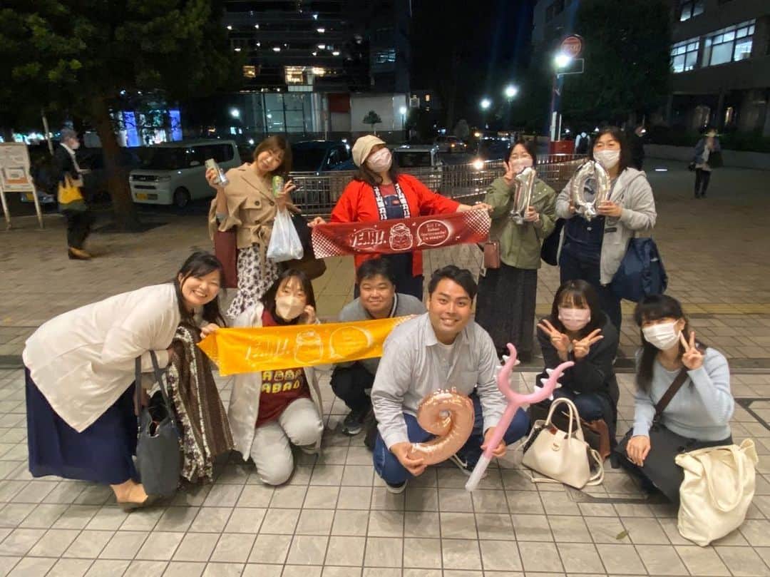 のインスタグラム：「9周年記念路上ライブでした👏 この場所で歌えたことが 嬉しかったです☺️  僕にとって路上ライブは、 みんなと出会わせてくれた場所、 今までもそしてこれからも 大切な場所です✨  意味がないと言われようがやり続けます！ 絶対に見てくれている人がいるからです。 出会いを信じて歌い続けます💪」