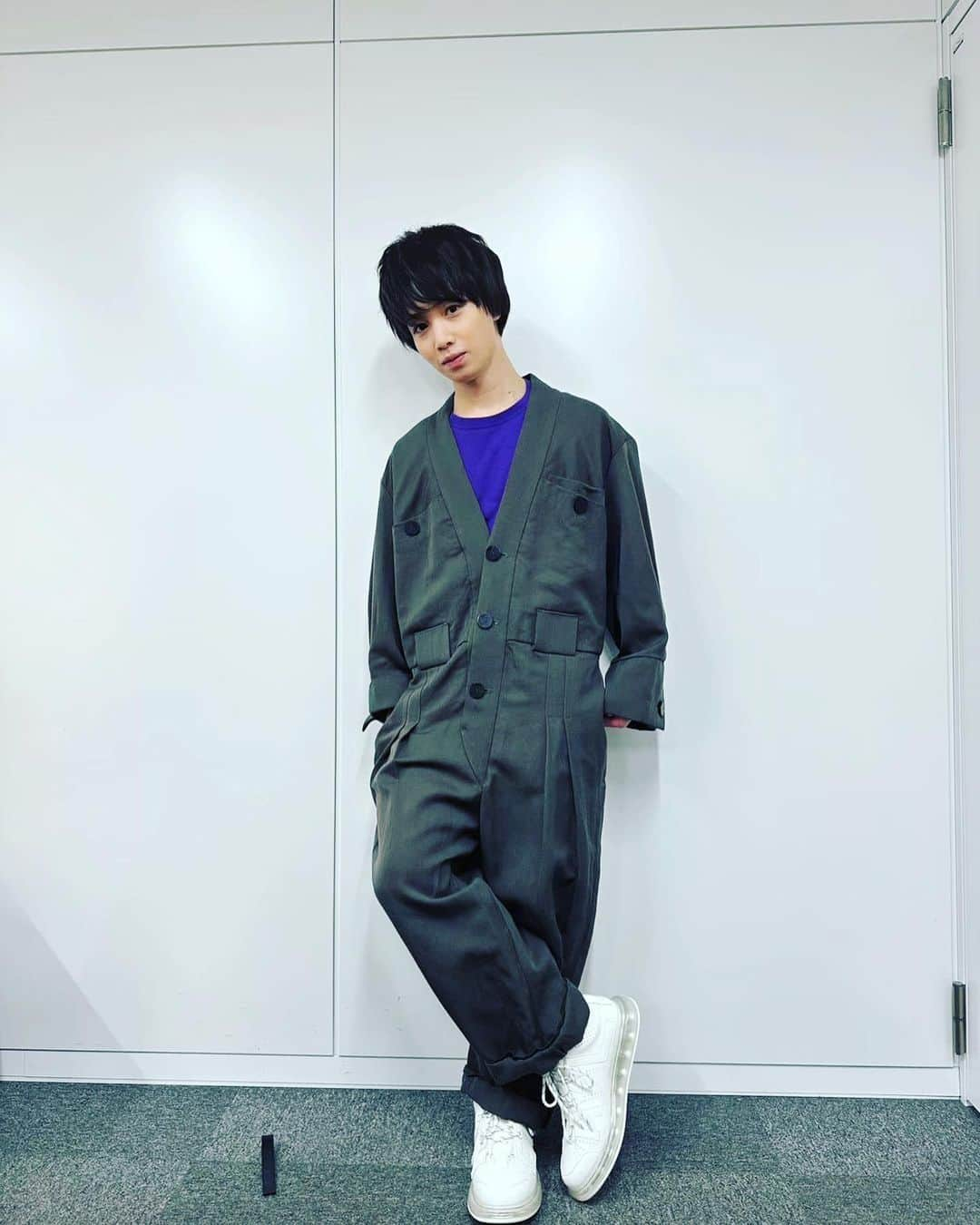 植田圭輔のインスタグラム：「ジャンプスーツ　@cloud_lobby_pr スニーカー @stealthstella @joyeux_press  #植田圭輔 #くちまるTV #BS11」