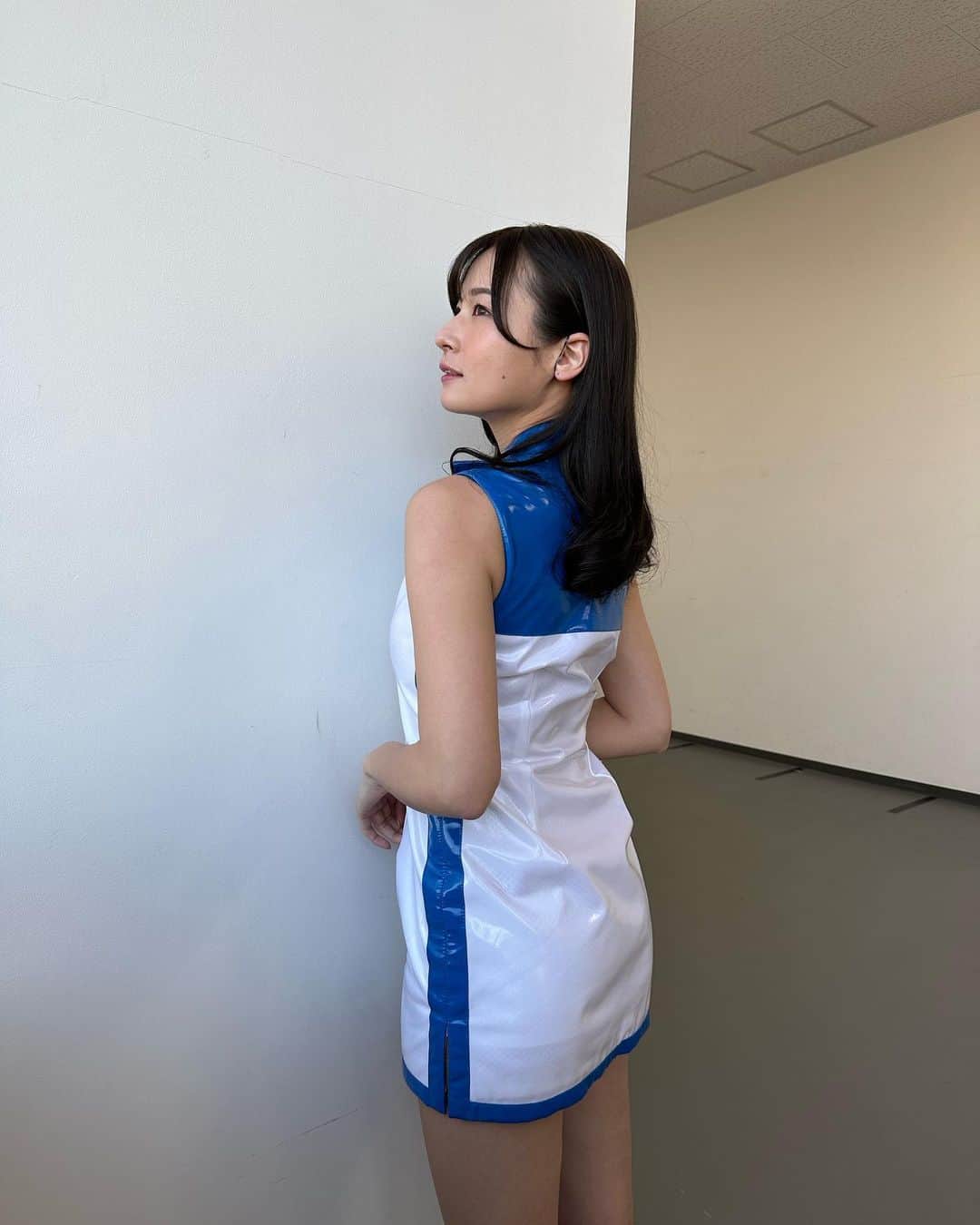 清瀬汐希のインスタグラム：「#春に散る オフショット🌸  ラウンドガール衣装可愛かったな☺️💙  耳にゴム付けてるのはむくみ取りのためなんだけど 写真撮るのに外すの忘れてた泣」