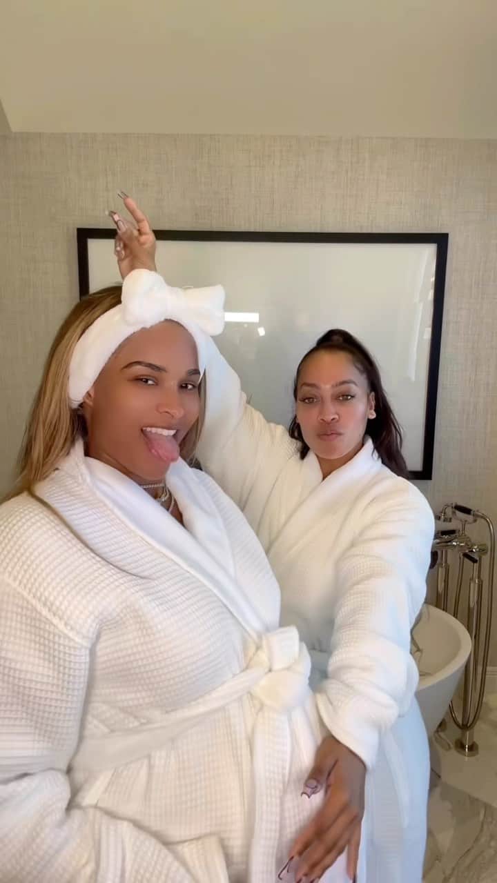 シアラのインスタグラム：「5 ways to have the best time with your girl and get that glow up! I love you @LaLa!  @oamskin ✨」