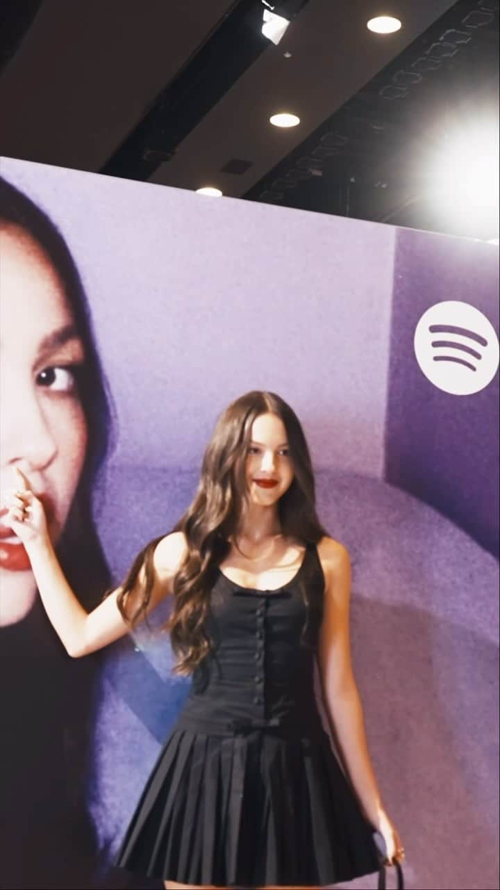 Spotify Japanのインスタグラム：「Welcome to Japan, Olivia 💜 We celebrated the launch of the Sony LinkBuds S x Olivia Rodrigo – equipped with Spotify Tap – with some of her top fans in Tokyo. How do you #ListenLikeOlivia?」